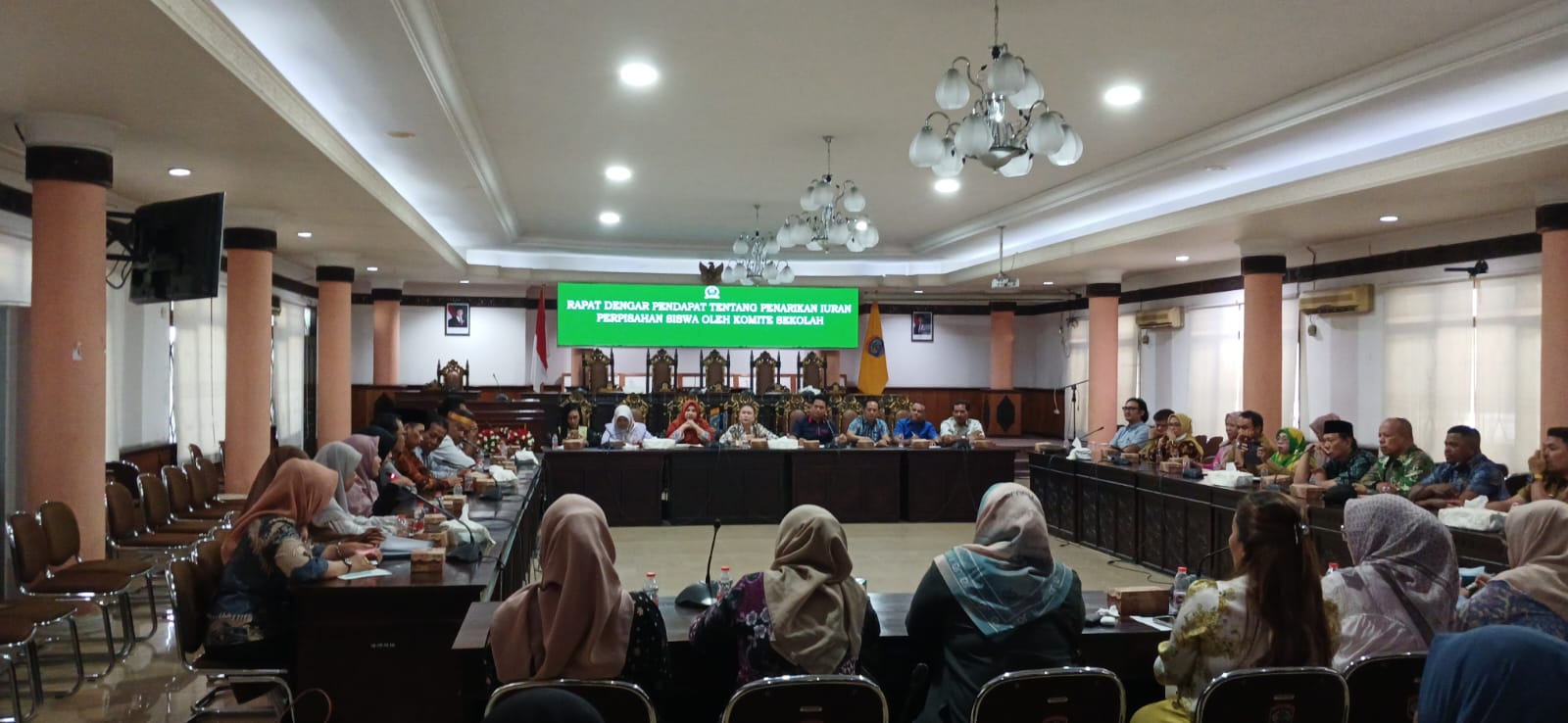 RDP: Suasana pertemuan dalam di DPRD Tarakan pembahasan biaya perpisahan sekolah. FOTO: AGUS DIAN ZAKARIA/RADAR TARAKAN