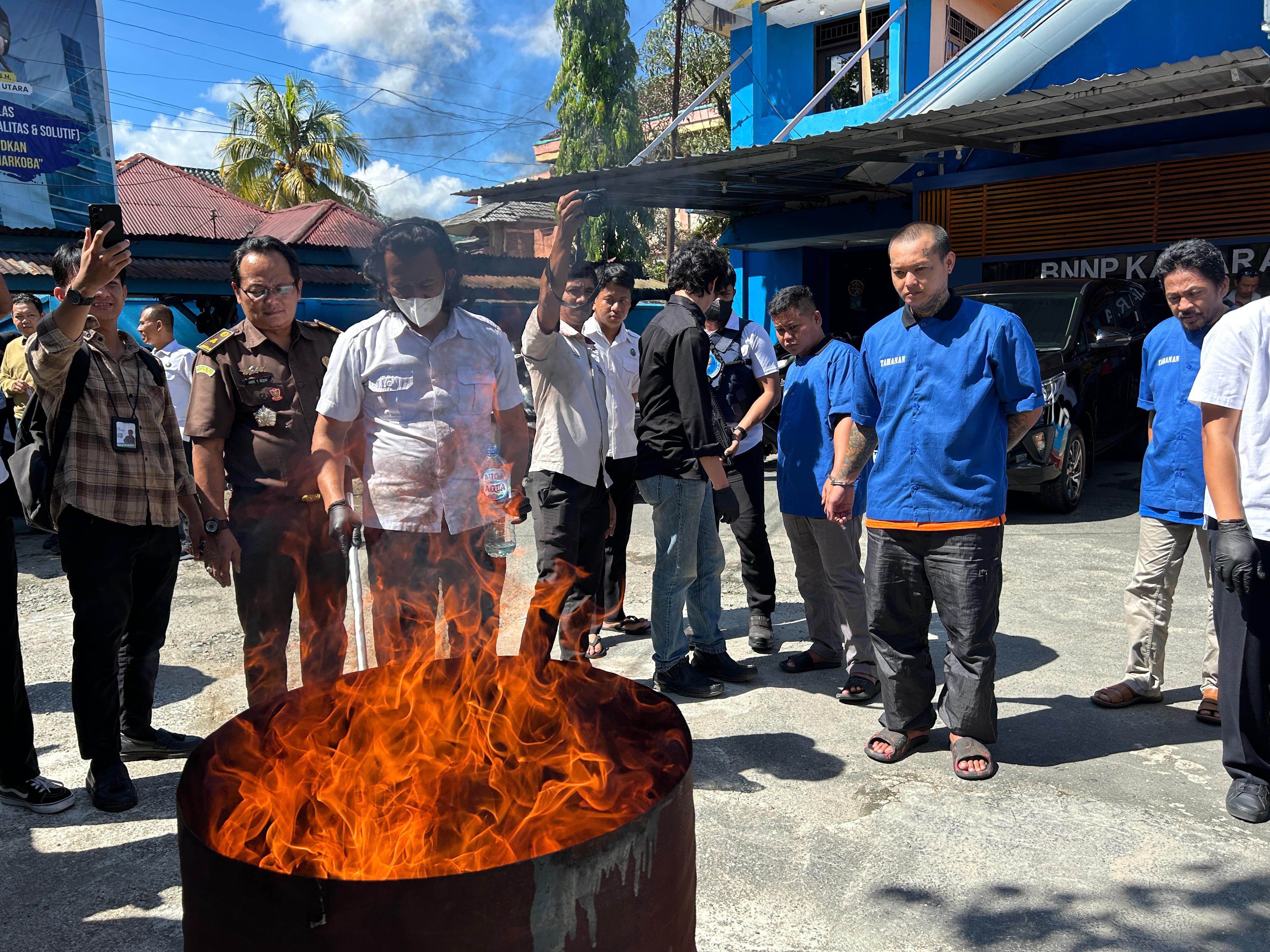 DIMUSNAHKAN: Narkotika jenis ganja yang dimusnahkan dengan cara dibakar. FOTO: ELIAZAR/RADAR TARAKAN