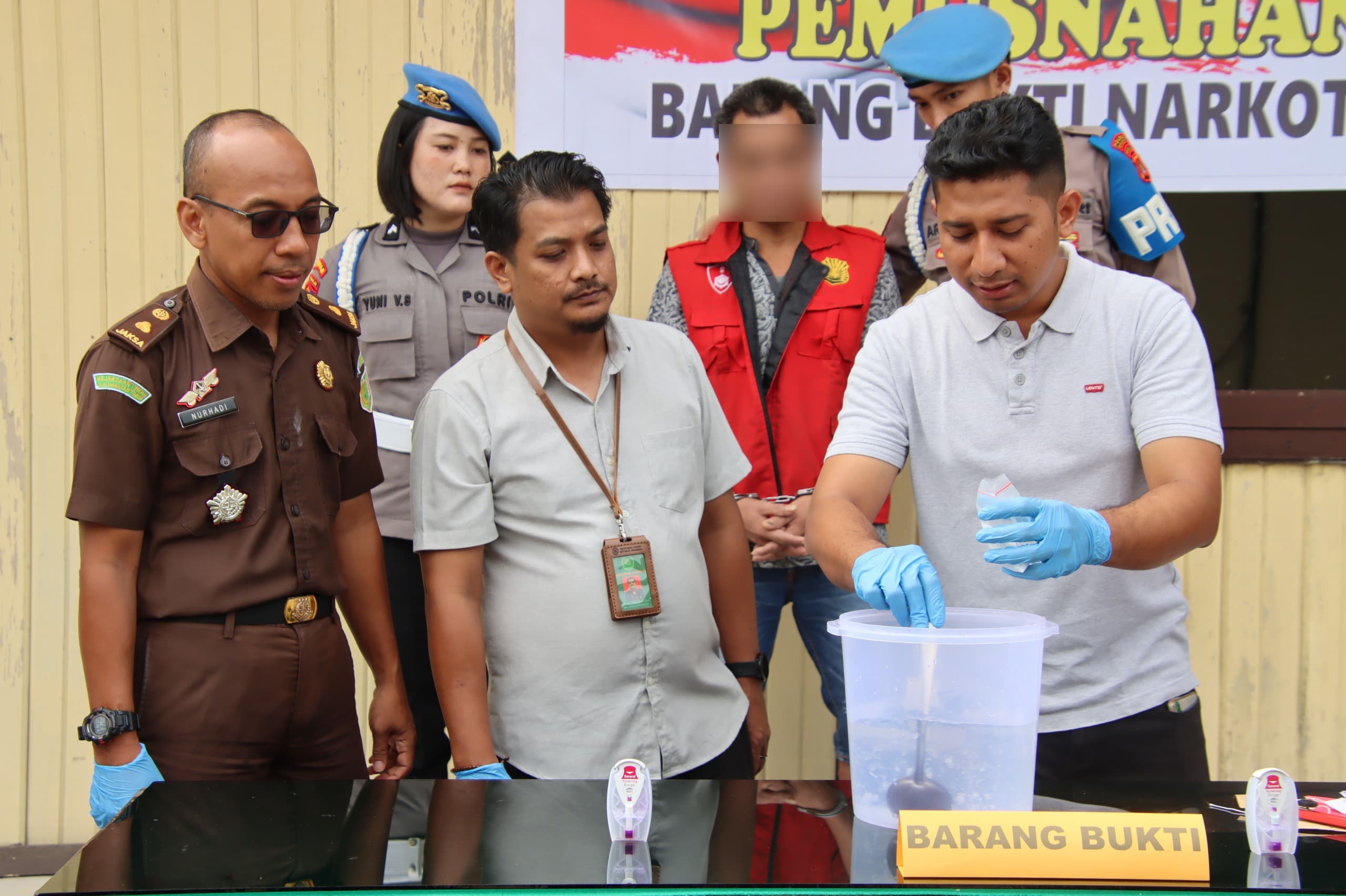 MUSANAHKAN: Satresnarkoba Polres Malinau memusnahkan barang bukti narkotika jenis sabu seberat 50,11 gram. FOTO: HUMAS POLRES MALINAU