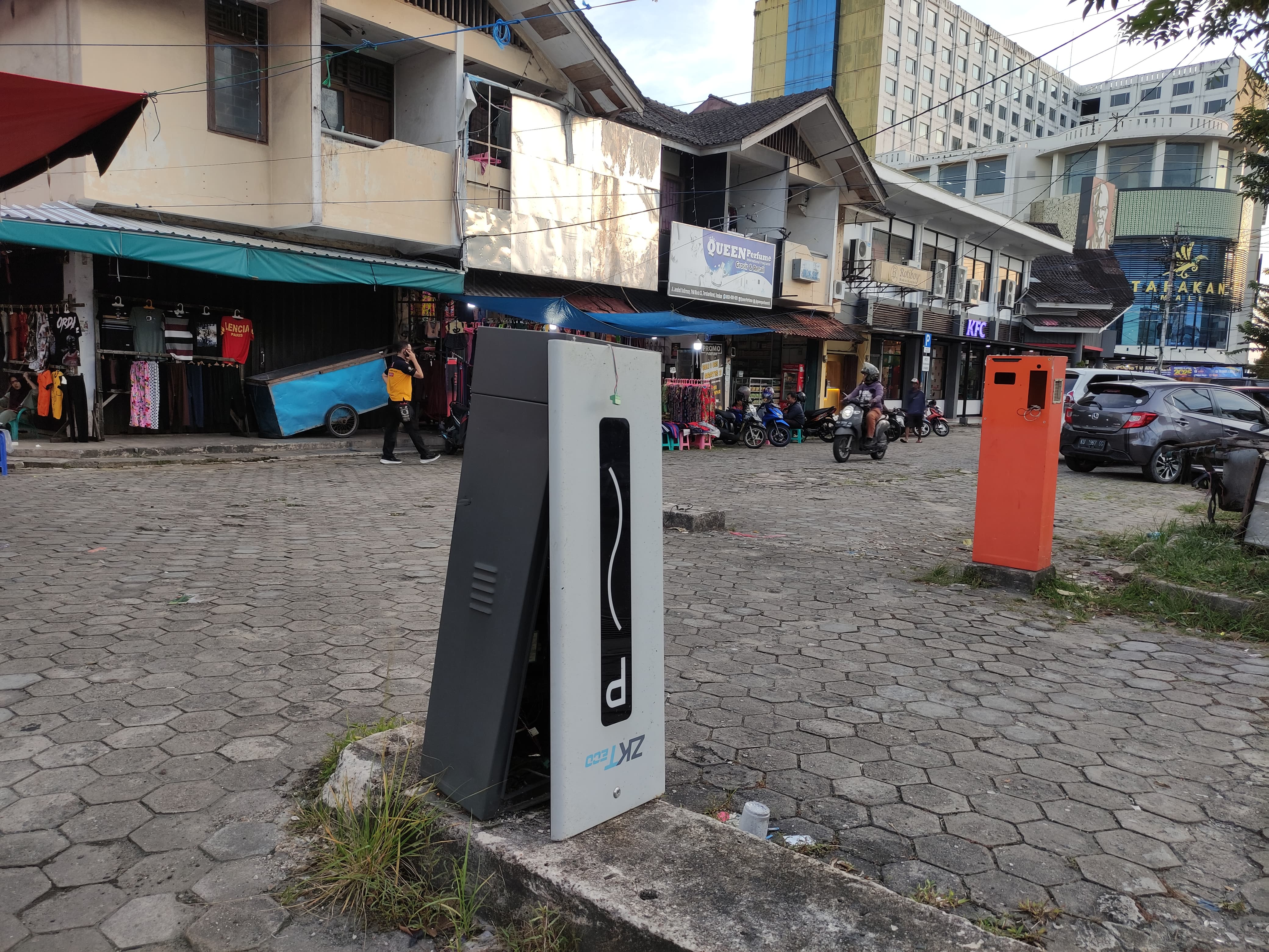 TAK BERFUNGSI: Kondisi portal parkir di kawasan THM yang tidak pernah berfungsi. FOTO: WILDAN/RADAR TARAKAN