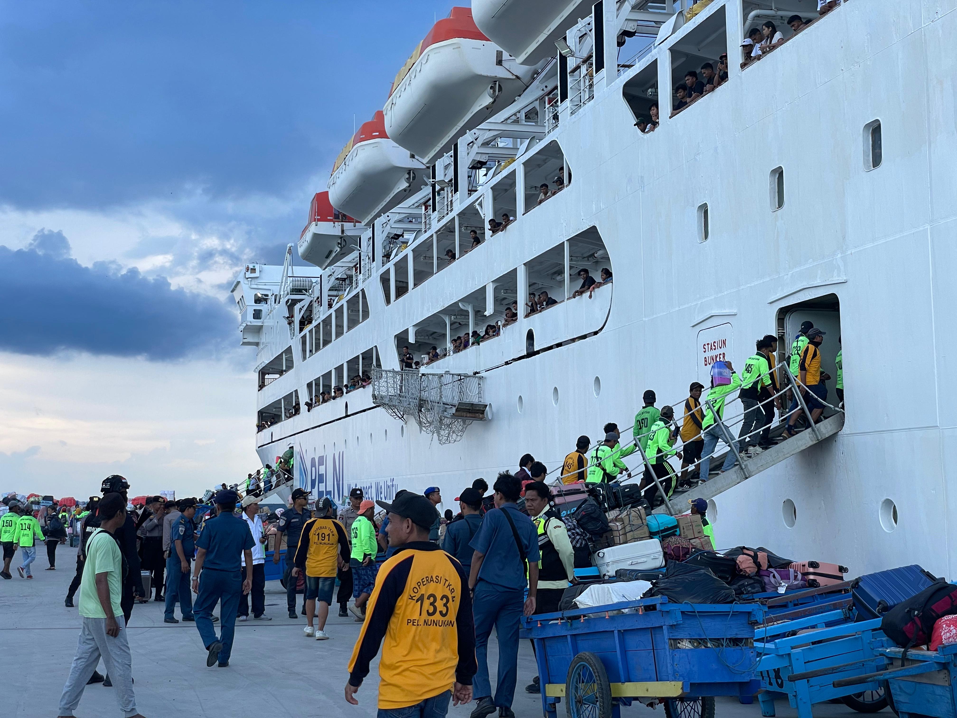 DOK POLRES NUNUKAN PENGAWASAN PMI ILEGAL: Sejumlah personel Satgas Penegakan Hukum Deks PMI Bareskrim Mabes Polri saat melakukan pengawasan di Pelabuhan Tunon Taka Nunukan.