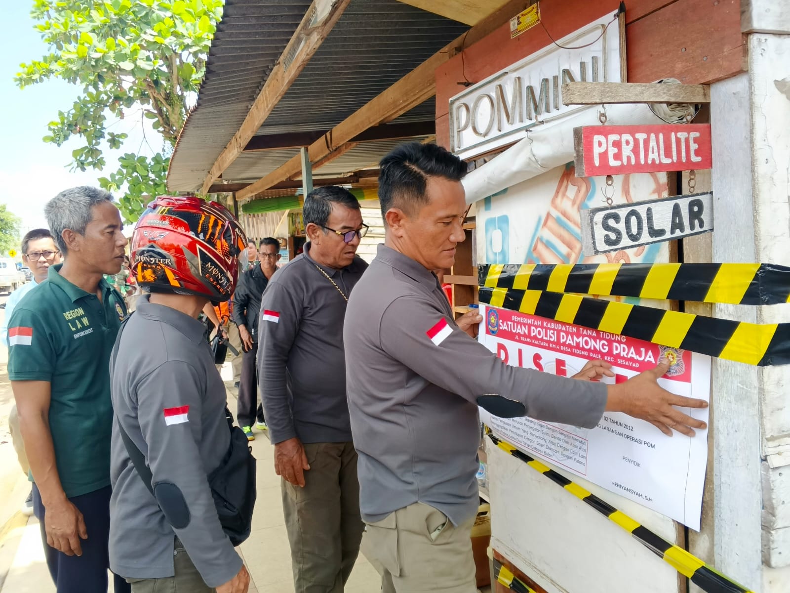 TINDAK TEGAS: Satpol PP Tana Tidung menyegel mesin pom mini yang tetap beroperasi meski telah berulang kali diberikan teguran.