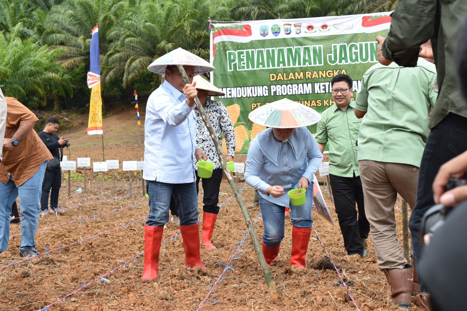 PERDANA: Wakil Bupati Bulungan Kilat A.Md memimpin langsung kegiatan tanam jagung secara perdana di Desa Antutan, Kecamatan Tanjung Palas. FOTO: Hendra/Radar Tarakan