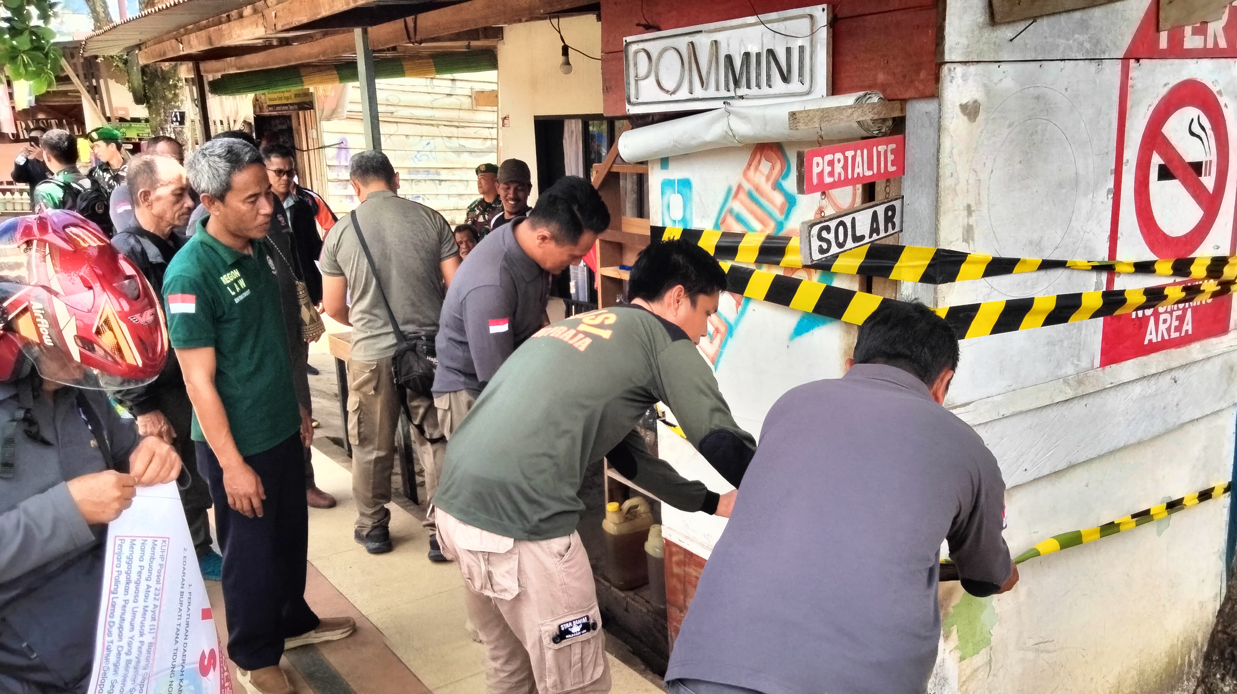 DISEGEL: Pemilik pom minu yang disegel mengaku tetap buka sebagai bentuk protes ke Pemda yang diakui tidak adil.