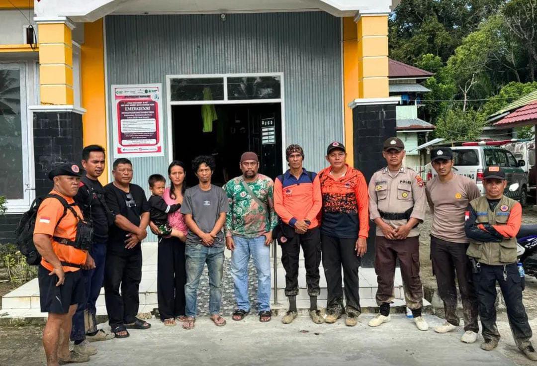 DIPULANGKAN: Personel tim gabungan saat melakukan pencarian Mikael di hutan Desa Libang, Kecamatan Lumbis. FOTO: DOK POLRES NUNUKAN