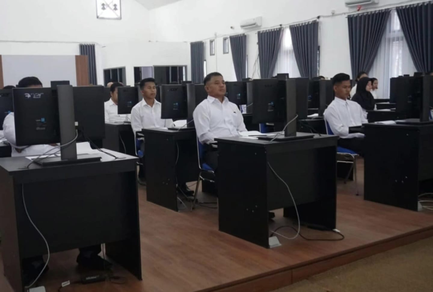 TAHAP II: Ratusan honorer di Nunukan menjalani tes PPPK. FOTO: RADAR TARAKAN