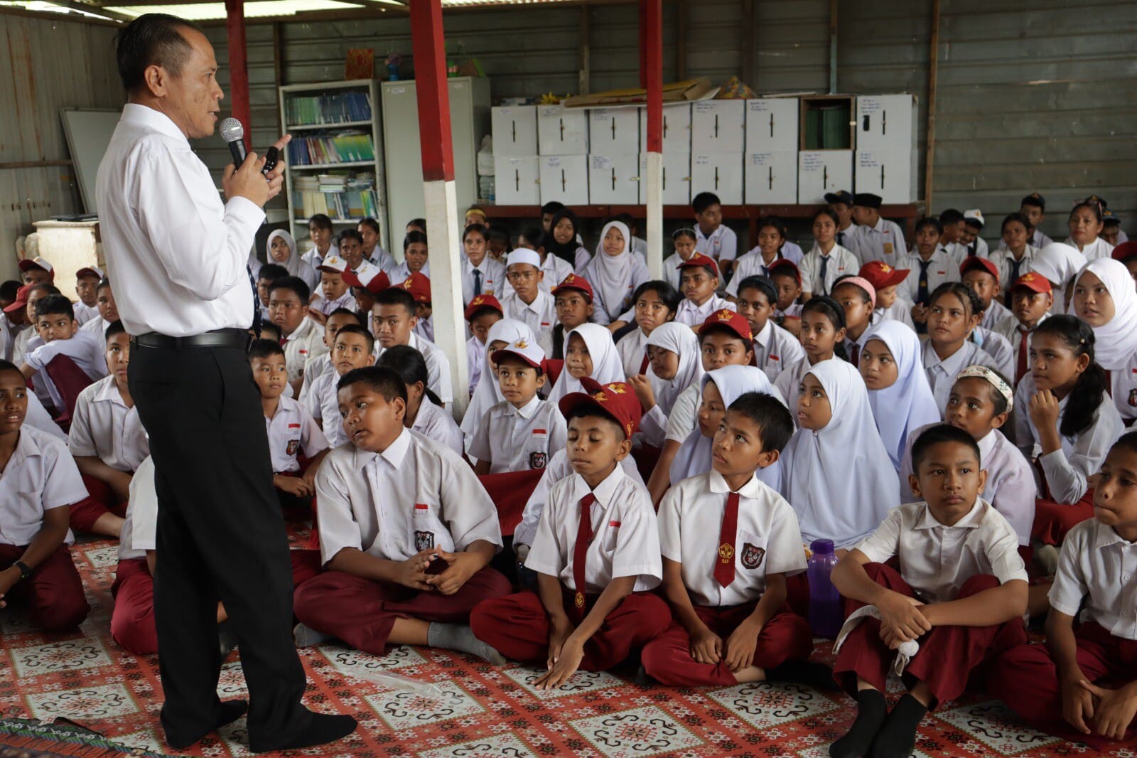 PENDIDIKAN ANAK PMI: Konsul RI Tawau, Aris Heru Utomo saat melakukan kegiatan Consulate goes to Community Learning Center (CLC) di CLC Tunas Perwira Di Kampung Apas, Tawau