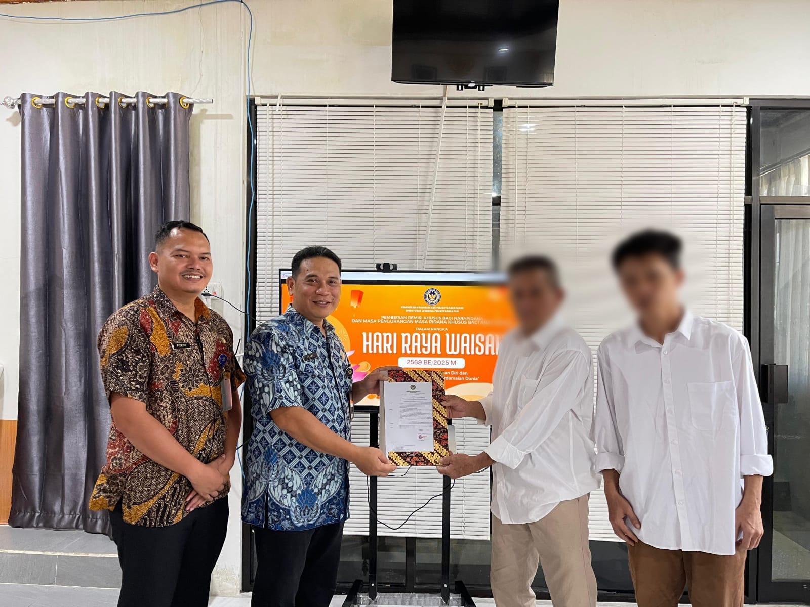 LAPAS KELAS II A TARAKAN  REMISI : Dalam rangka Hari Raya Waisak dua WBP Lapas Tarakan mendapatkan remisi khusus.