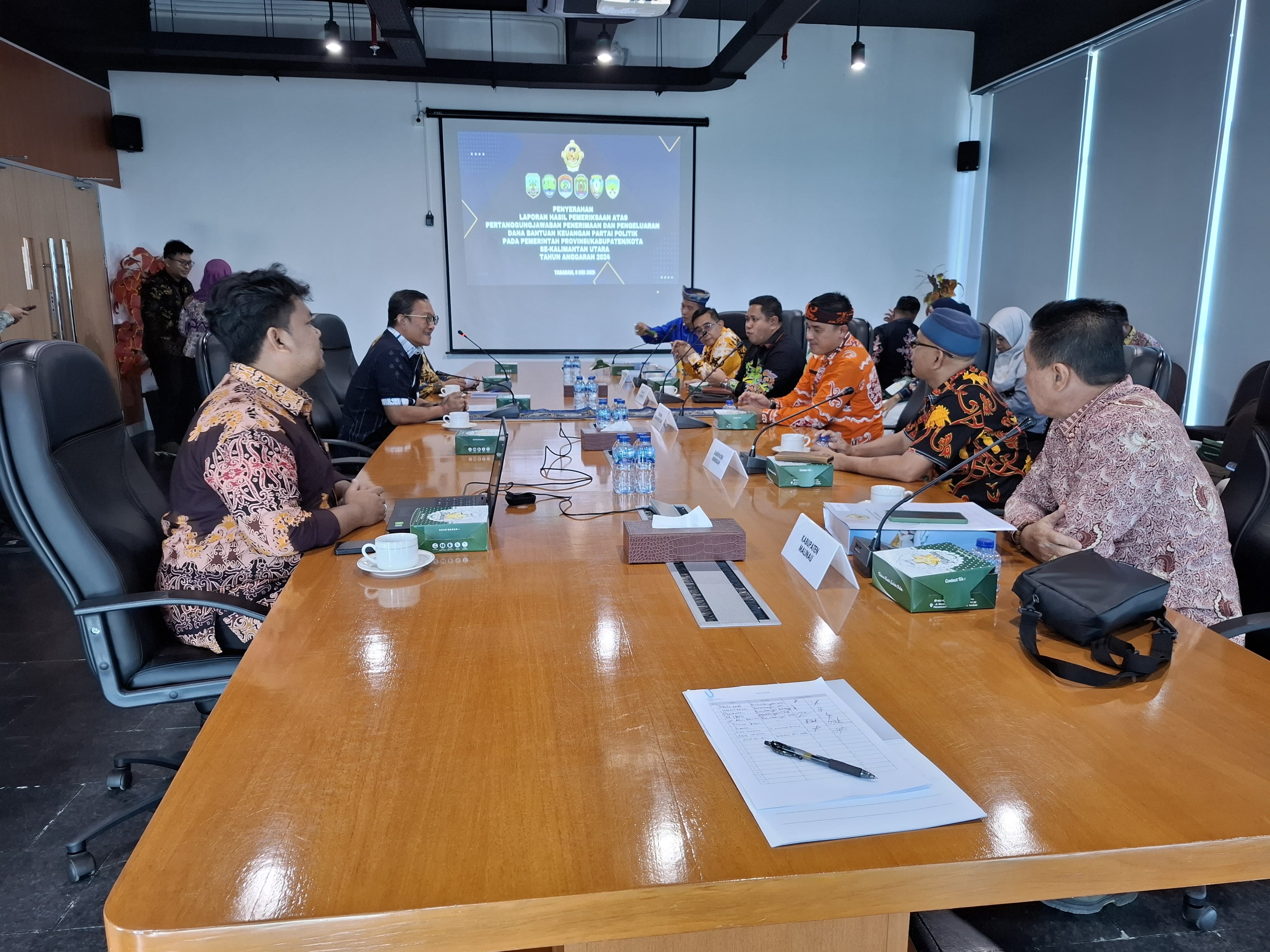 PENYERAHAN: BPK RI Kaltara menyerahkan LHP atas dana bantuan parpol kepada Badan Kesbangpol Bulungan.