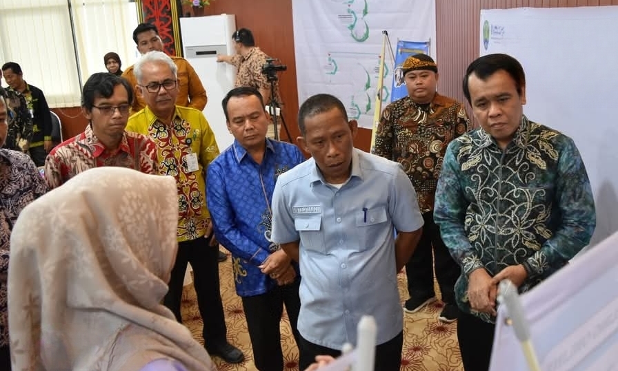 TINJAU STAN: Direktur Pendidikan Khusus dan Layanan Khusus Kemendikdasmen bersama Bupati Bulungan meninjau salah satu stan pameran pendidikan inklusif.