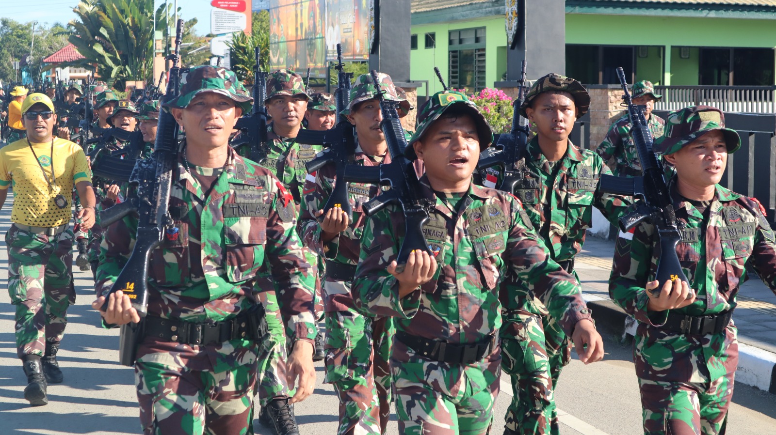 PENGAMANAN: Personel Korem siaga mengamankan Kantor Kejaksaan dalam rangka menjaga ketertiban dan memastikan proses hukum berjalan lancar tanpa gangguan.