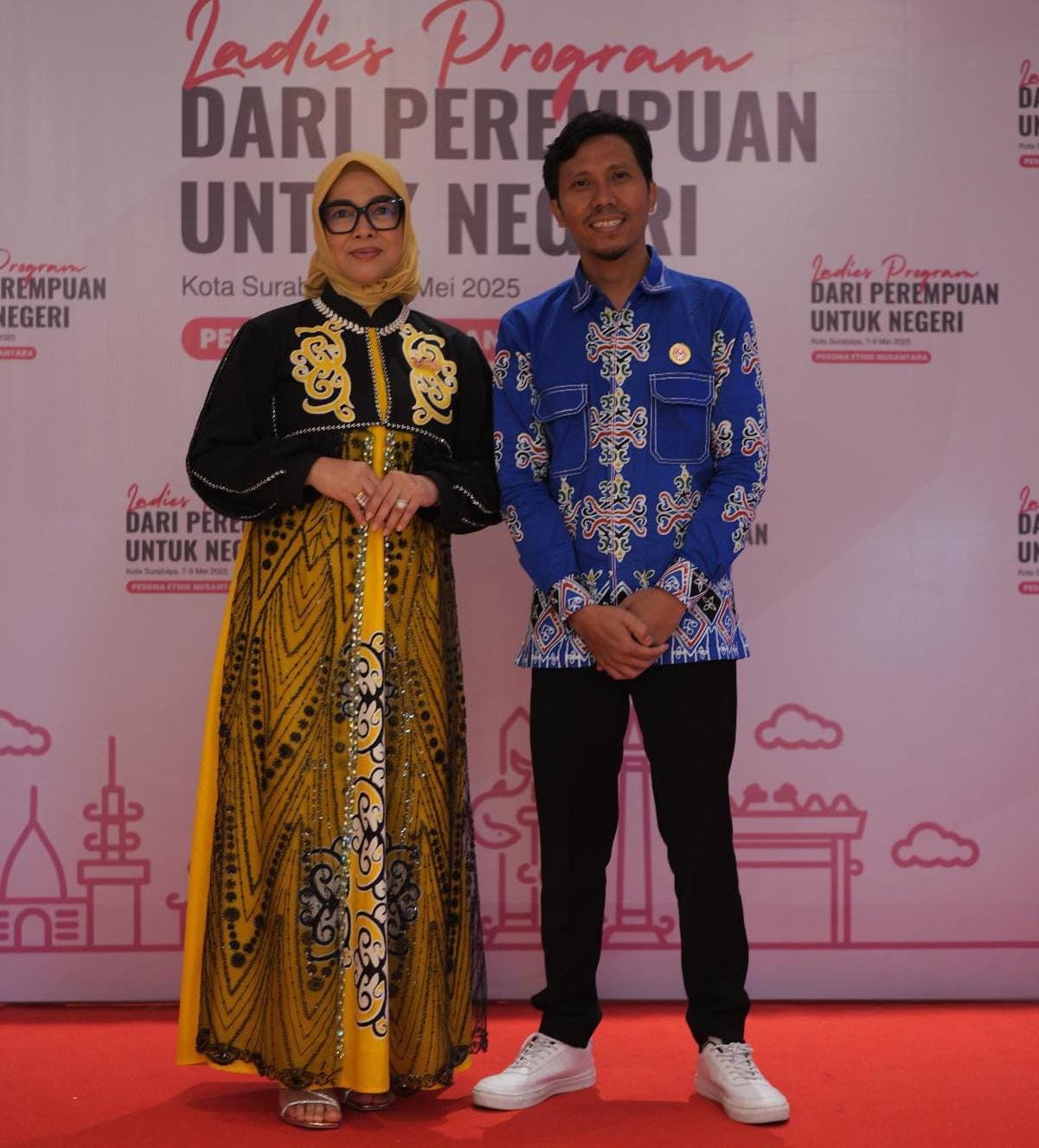 BATIK PIYAY: Ibu Sitti Rujiah Khairul menggunakan Batik Piyay bersama Desainer Lokal Ahmad Riyanto. FOTO: ISTIMEWA
