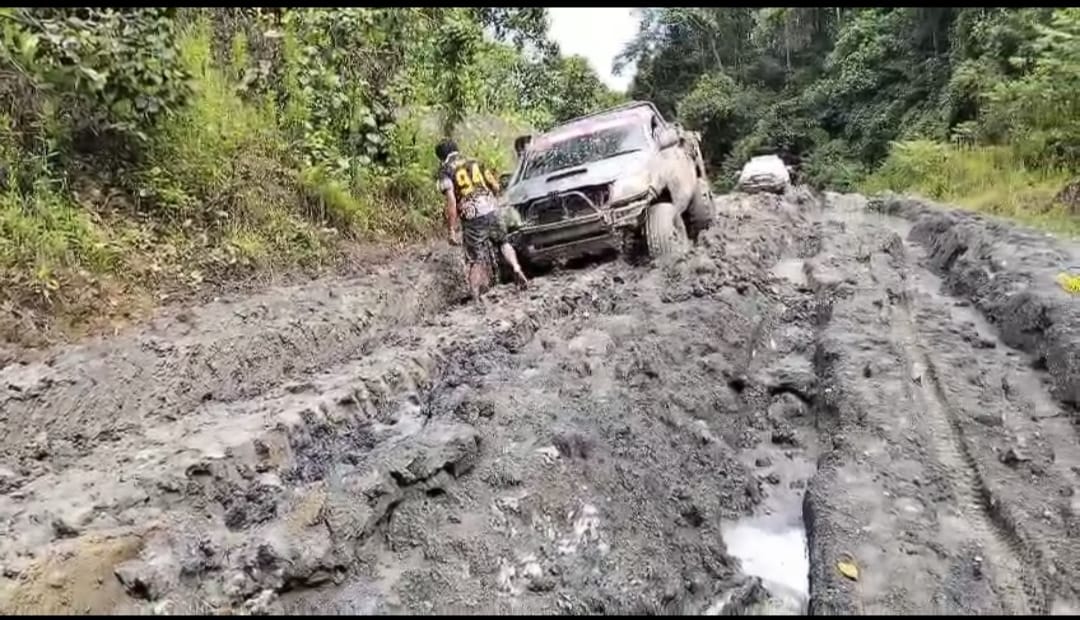 TERHAMBAT: Kendaraan yang mengangkut sembako menuju Krayan Selatan tertahan karena kondisi jalan rusak parah. FOTO: CAMAT KRAYAN SELATAN