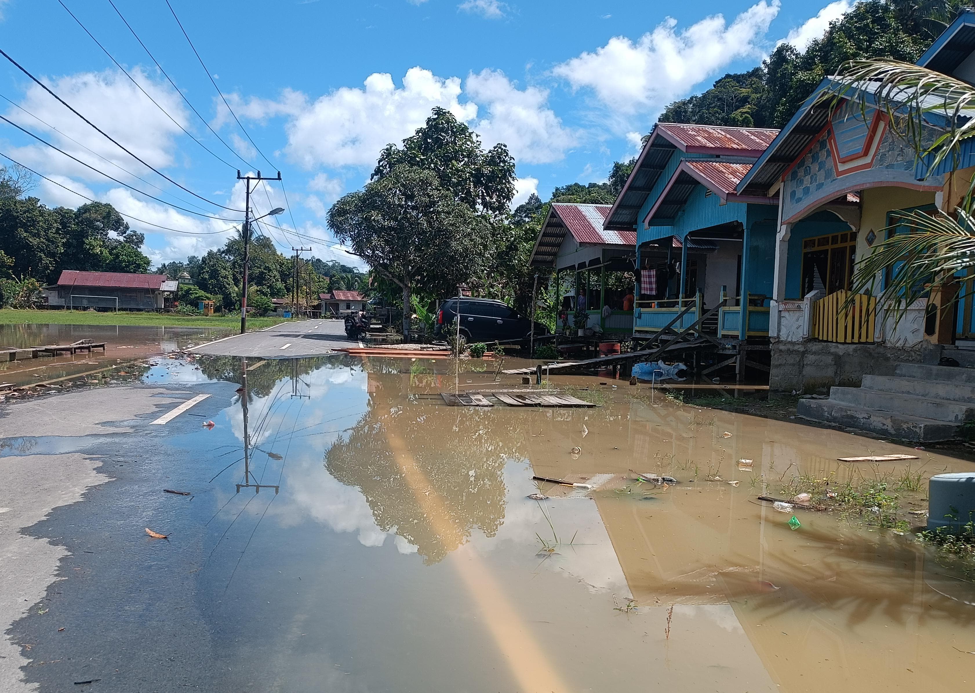 ASPADA: Salah satu titik jalan di Bulungan yang sempat terendam luapan air Sungai Kayan. FOTO: IWAN K/RADAR TARAKAN