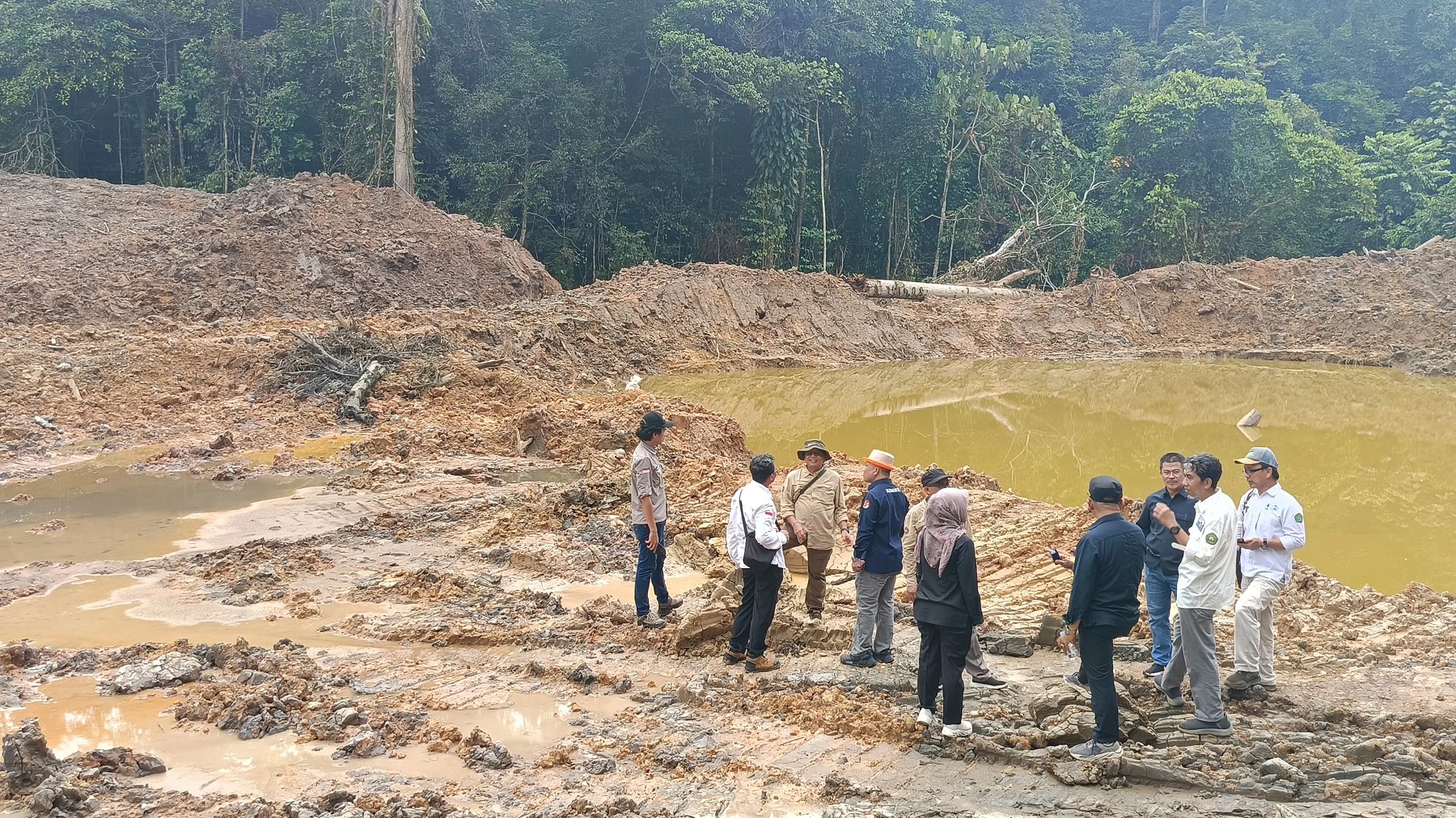 PROSES LAMBAT: Komisi IV DPRD Kaltim saat meninjau lokasi penambangan liar di KRUS. FOTO: BAYU/KP