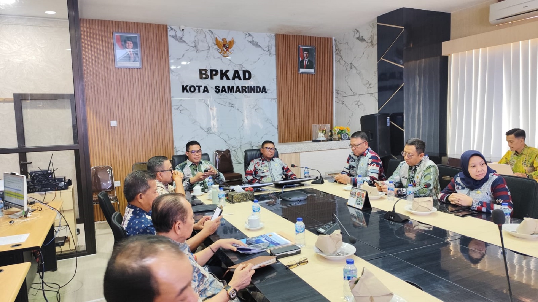 GERAK CEPAT:Wali Kota Samarinda Andi Harun (kiri) didampingi Wakil Walikota Samarinda Saefuddin Zuhri ketika memimpin rapat penetapan status kegawatdaruraratn di kantor BPKADFOTO:DENNY SAPUTRA/KP
