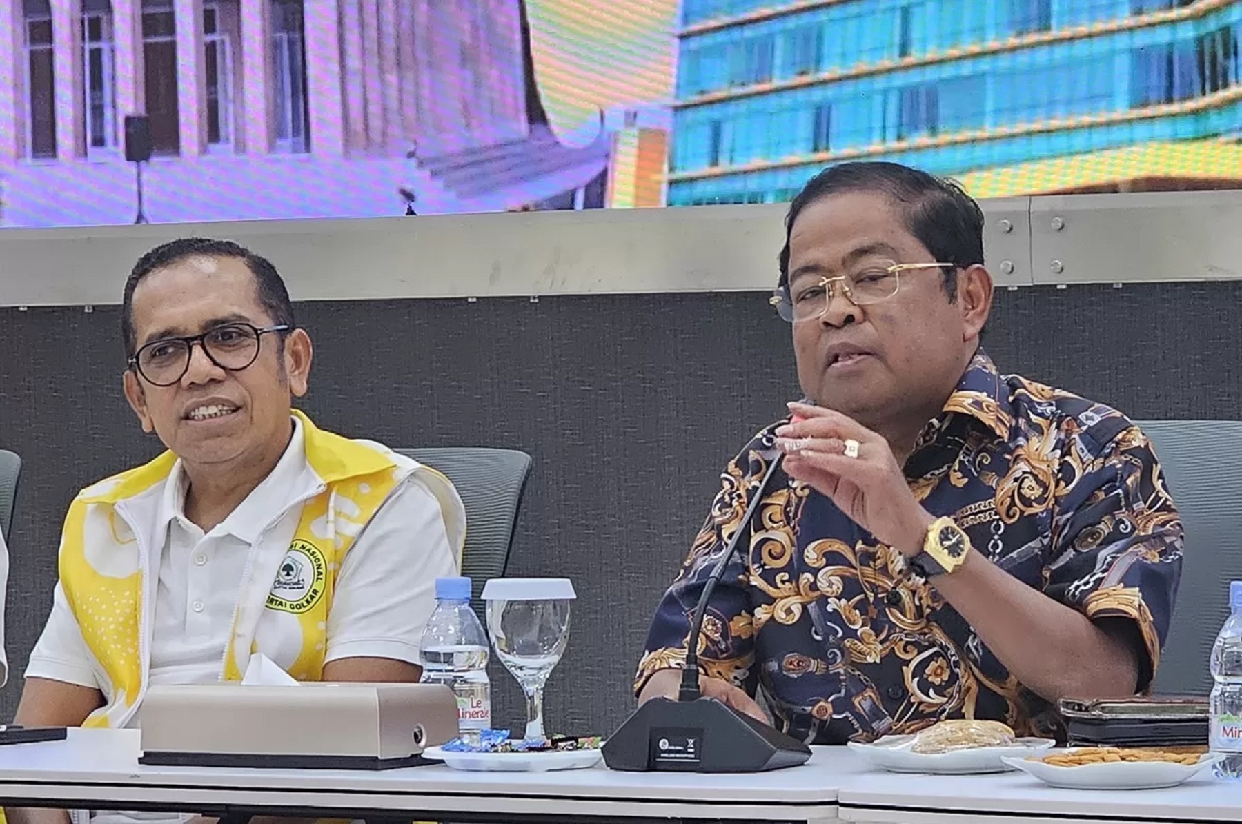 TANGGAPI: Wakil Ketua Umum Partai Golkar Idrus Marham (kanan) menyatakan jabatan politik di parpol tidak bisa dipatok semata-mata oleh waktu. (Ridwan/JawaPos.com)