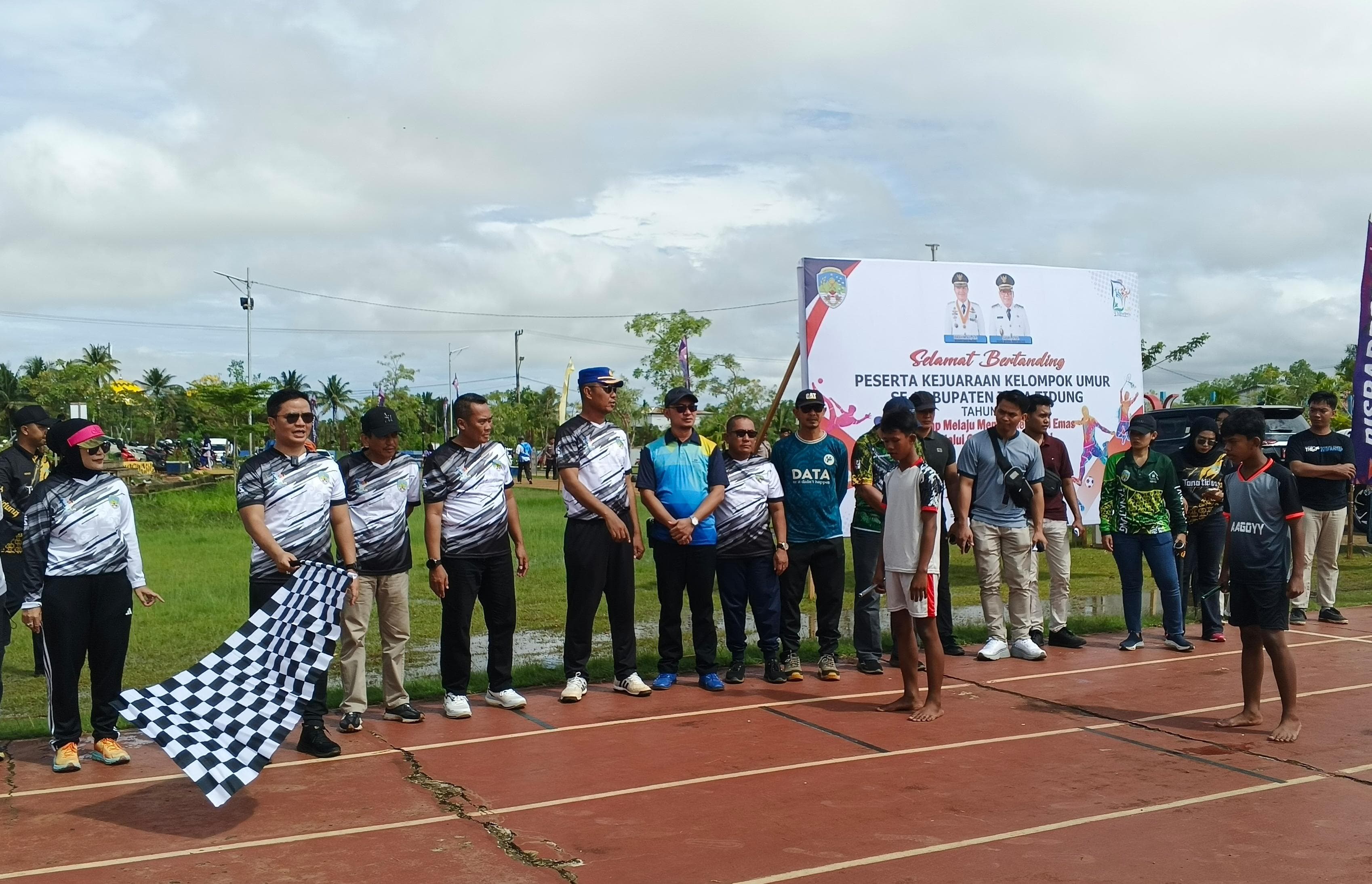 DIMULAI: Bupati Tana Tidung Ibrahim Ali melepas lomba lari estafet yang digelar di lintasan lapangan RTH. H. Joesoef Abdullah Tideng Pale, Jumat pagi (16/5).
