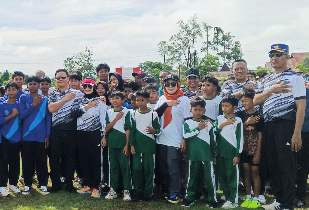 BERI DUKUNGAN: Bupati Tana Tidung Ibrahim Ali menyalami para peserta.