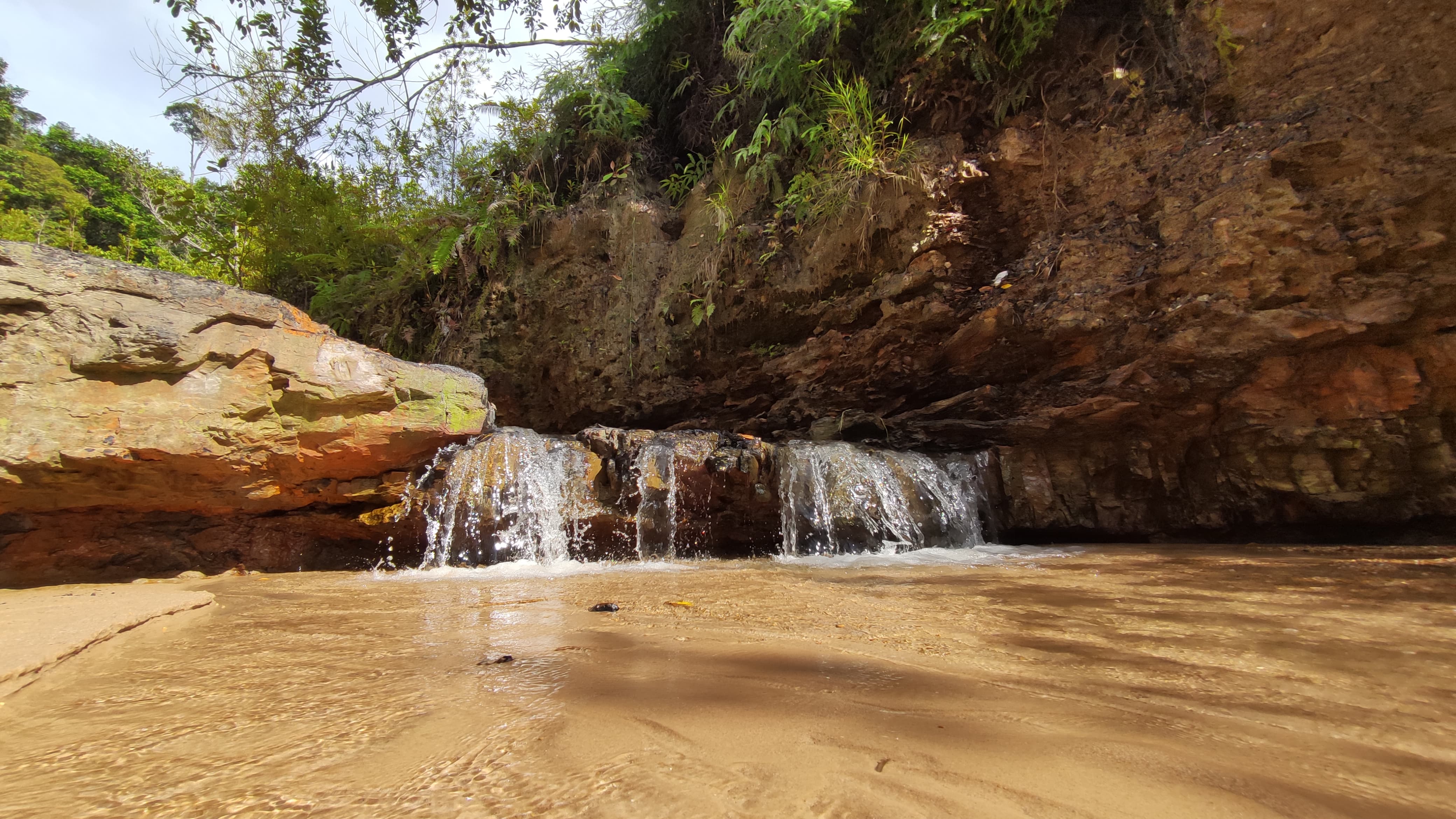 WISATA AIR TERJUN : Air terjun mini di Sungai Bidadari, Juata Kerikil. FOTO: WILDAN/RADAR TARAKAN
