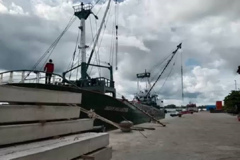 KAPAL BARANG: Aktivitas kapal bongkar muat di Pelabuhan Kayan I, Tanjung Selor.