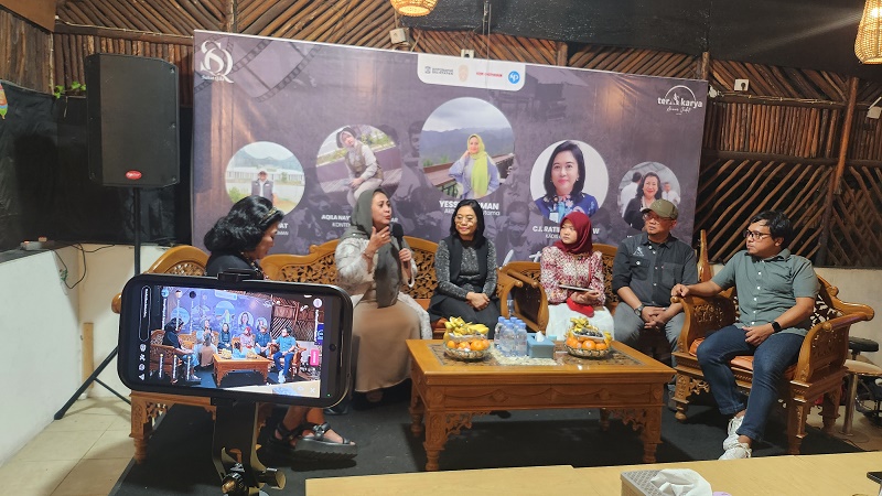 BERSINERGI: Disparpora Balikpapan, PFN, serta para sineas lokal saat bertemu di ajang Ayo Ngobrol Film, di Kopi Bang Hotman Balikpapan, Kamis (15/5).FOTO: ULIL/KP