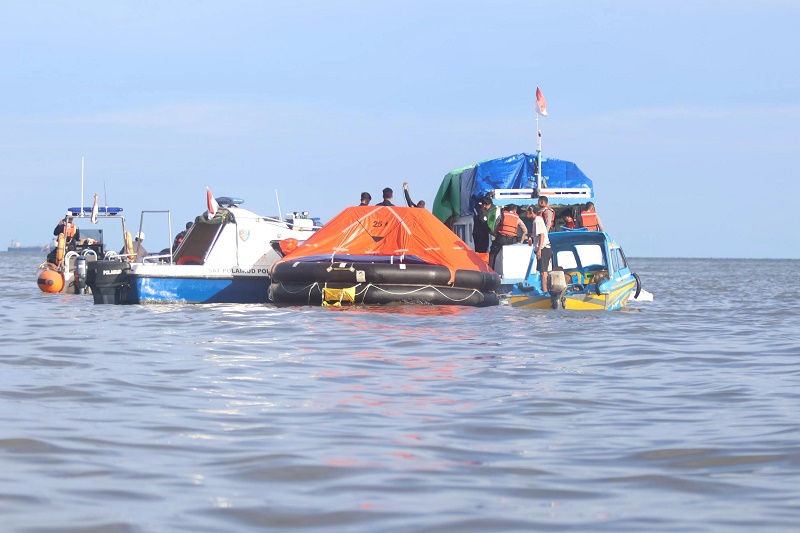 TRAGEDI: Upaya pencarian dan penyelamatan dilakukan Tim SAR gabungan di sekitar lokasi tenggelamnya feri KMP Muchlisa di perairan Penajam.FOTO:ANGGI/KP