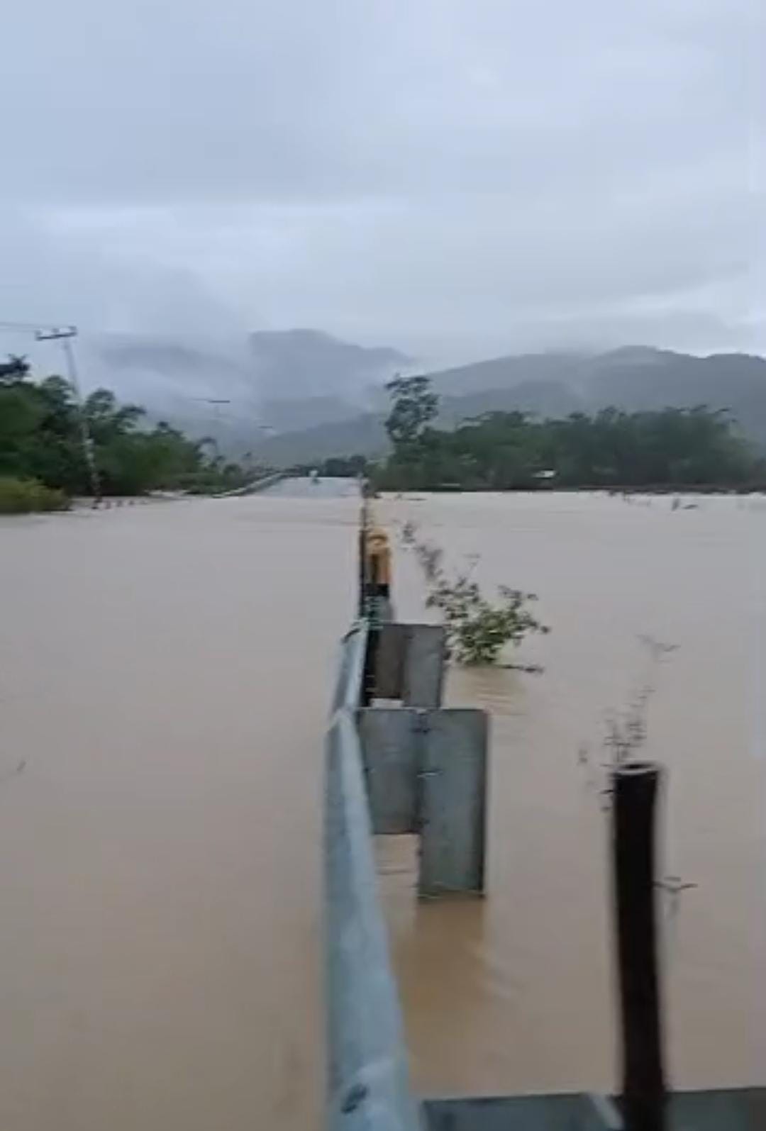 Kondisi Jalanan di Krayan yang terendam banjir