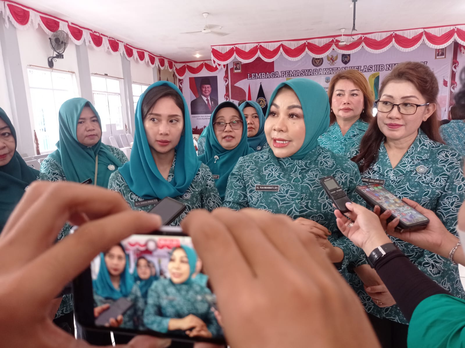 ASRULLAH/RADAR TARAKAN  TINGKATKAN KETERAMPILAN: Ketua TP PKK Kaltara Hj. Rahmawati didampingi Ketua PKK Nunukan Andi Anisa Muthia saat melihat langsung pelatihan bersama WBP.