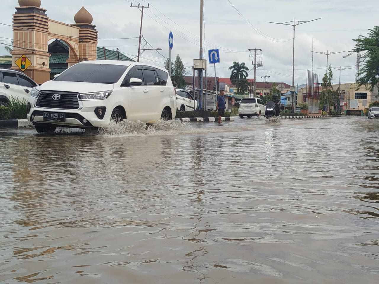 TERGENANG: Sejumlah ruas jalan protokol di pusat kota mulai tergenang air akibat meluapnya Sungai Kayan, Minggu (18/5). FOTO: PIJAI PASARIJA/RADAR KALTARA
