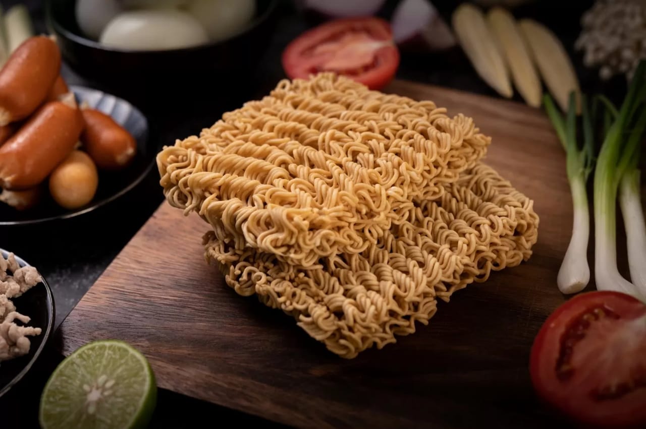 TIDAK BERBAHAYA : Mie instan sebelum dimasak dengan berbagai komponen sayurFOTO:JP/RADAR TARAKAN
