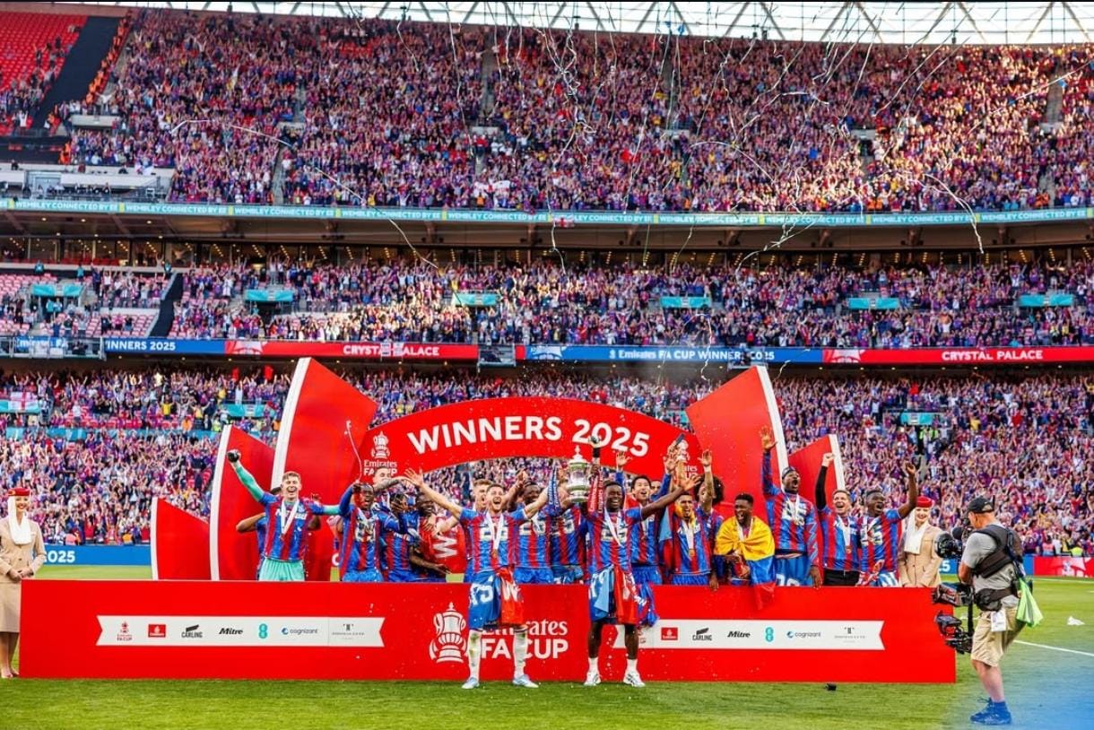 JUARA : Momen Crystal Palace mengangkat trofi Piala FA