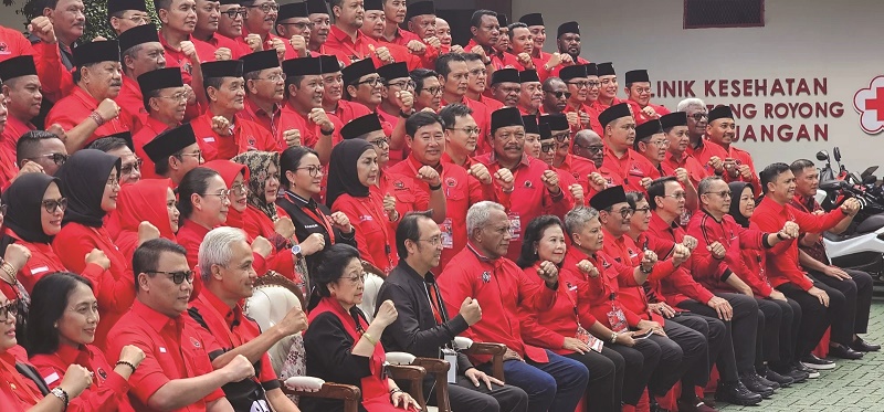 PEMBEKALAN: Sebanyak 116 kepala dan wakil kepala daerah PDIP melakukan foto bersama Ketua Umum Megawati Soekarnoputri di Sekolah Partai, Lenteng Agung, Jakarta Selatan, Minggu (18/5).