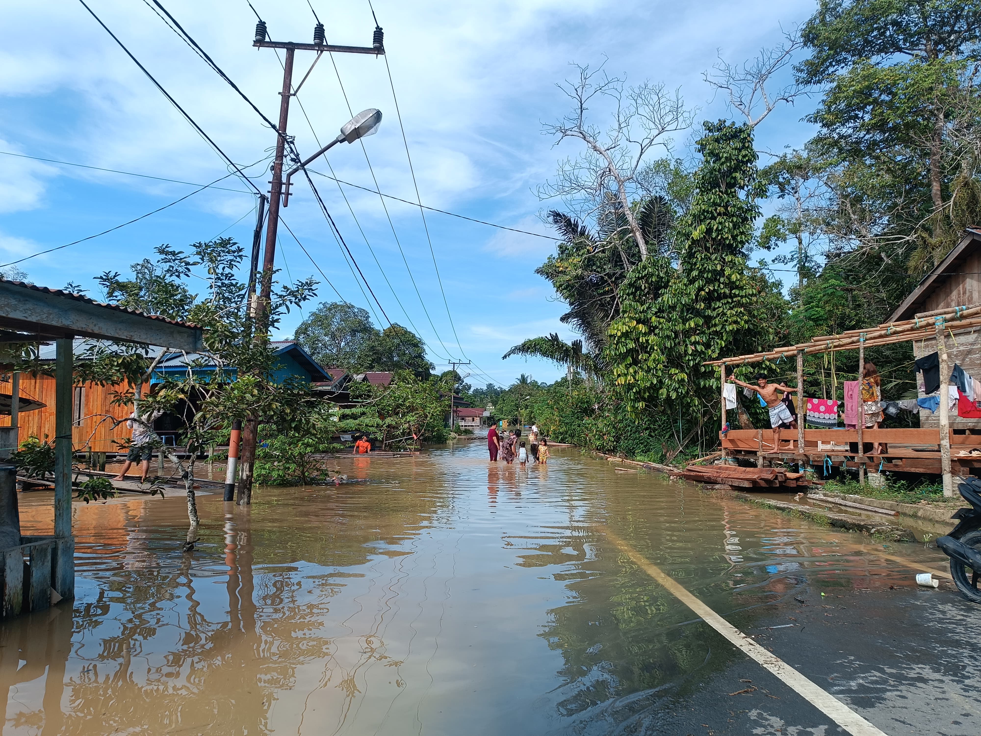 SIAGA: Banjir yang merendam salah satu titik di Tanjung Palas. FOTO: IWAN K/RADAR TARAKAN