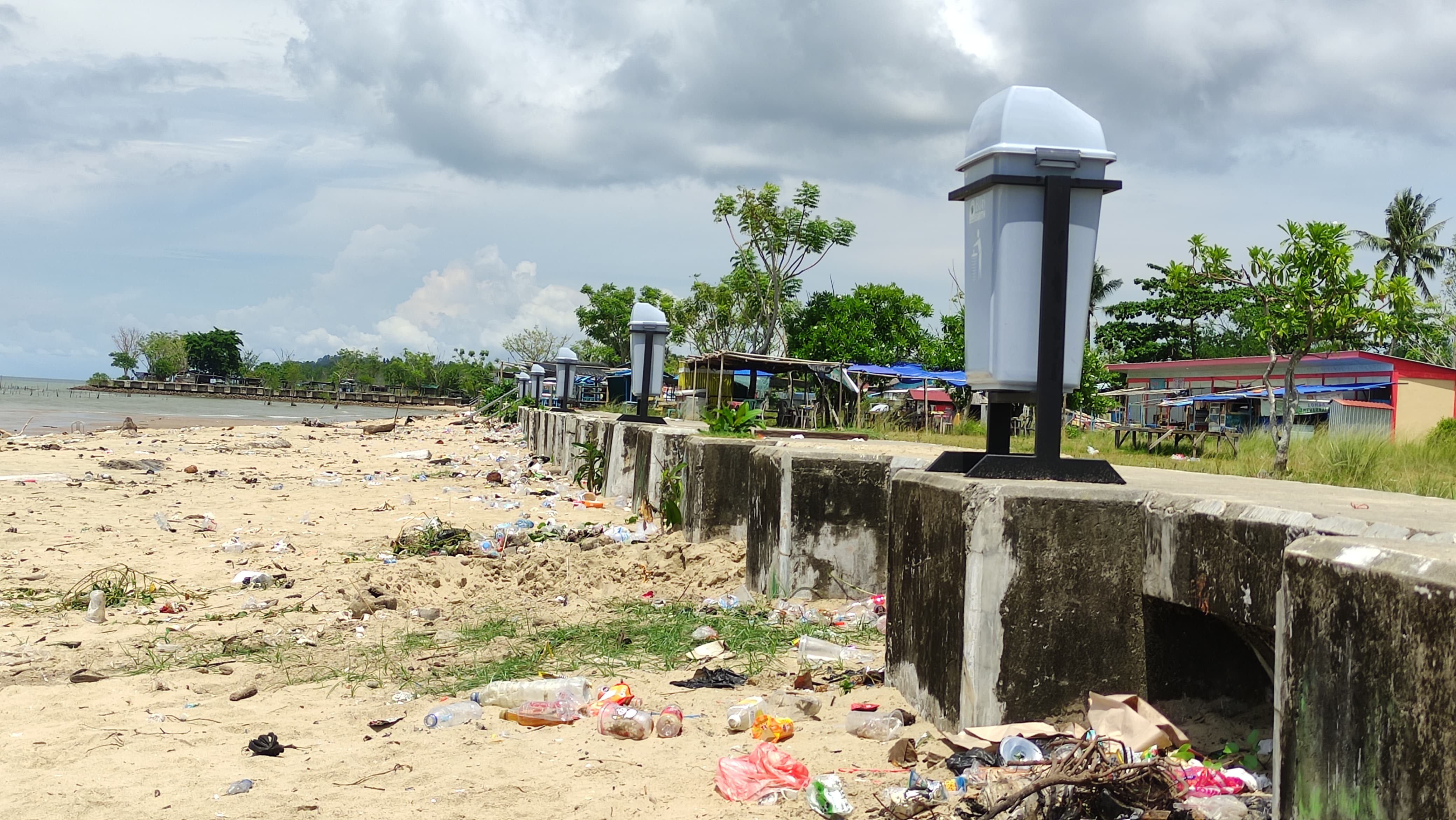 KURANG PEDULI: Banyaknya sampah berserak di Pantai Amal padahal banyak tempat sampah tersedia. FOTO:&nbsp;WILDAN/RADAR TARAKAN