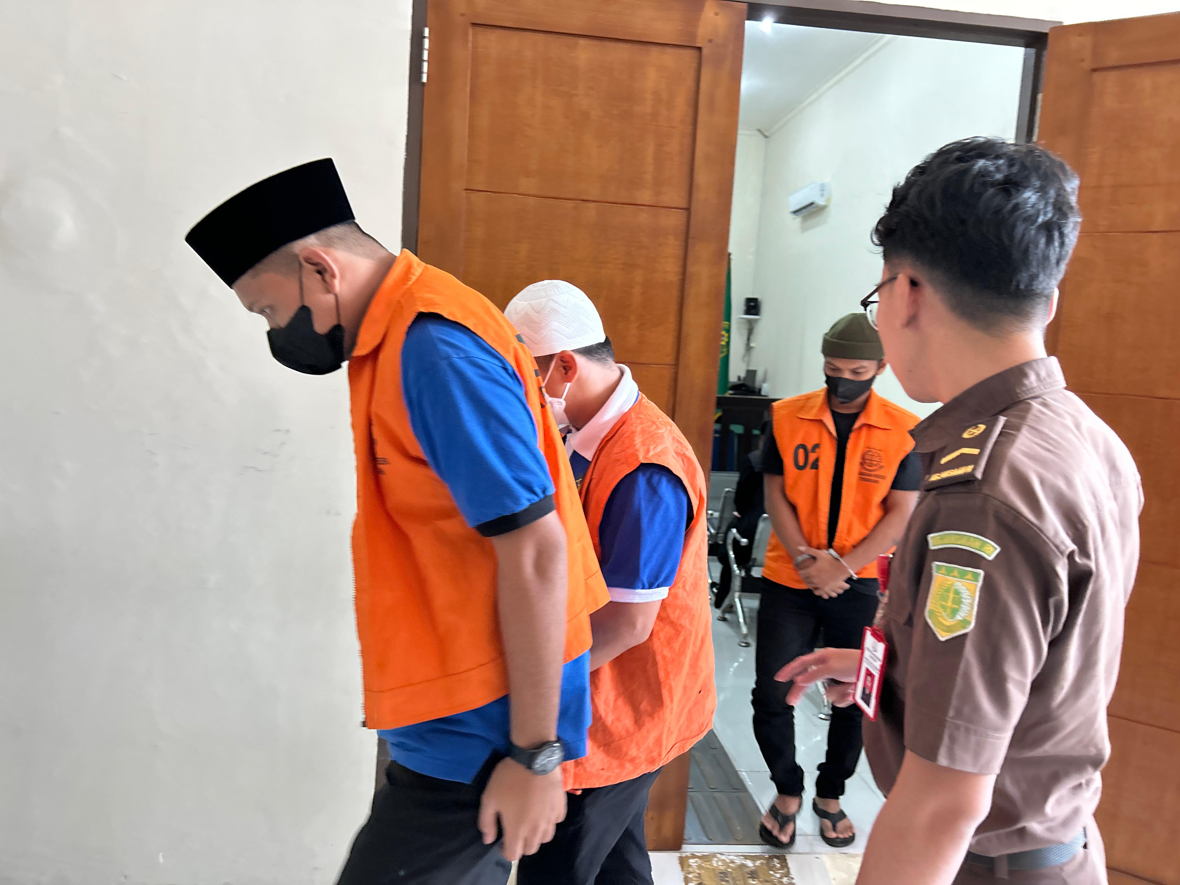 PERSIDANGAN: Ketiga terdakwa yang dihadirkan oleh JPU dalam persidangan yang berlangsung di PN Tarakan. FOTO:&nbsp;ELIAZAR/RADAR TARAKAN