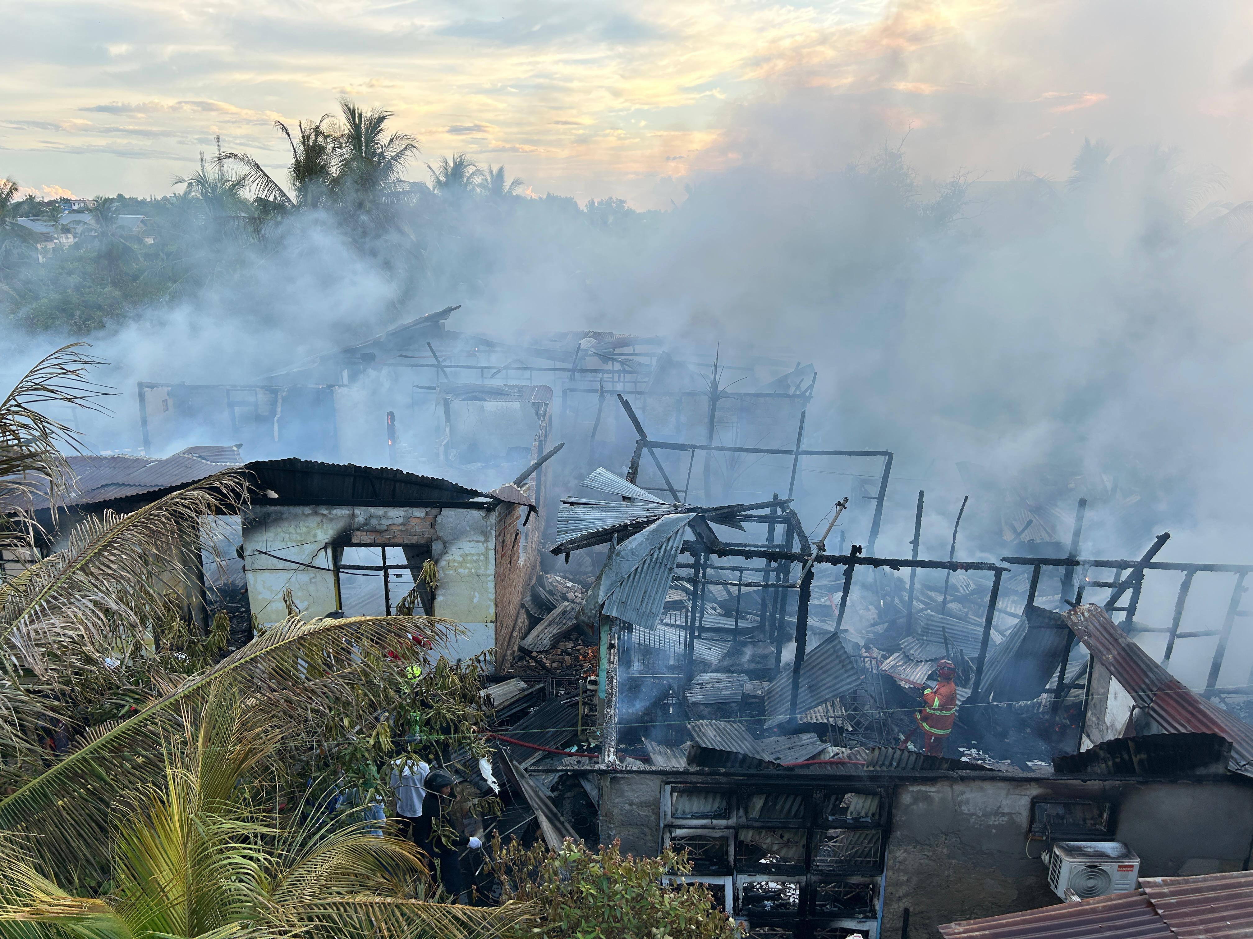 TERBAKAR: Api yang membakar salah satu rumah warga di RT 14 Jalan Cenderawasih, Kelurahan Karang Anyar Pantai, Kota Tarakan Senin (19/5). FOTO:&nbsp;ELIAZAR/RADAR TARAKAN