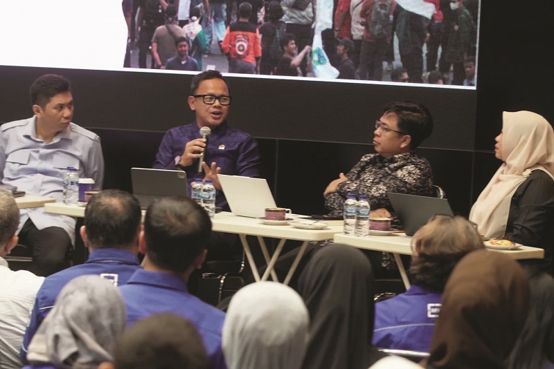 REVISI RUU: Wakil Menteri Dalam Negeri Bima Arya Sugiarto bersama Wakil Ketua Komisi II DPR Dede Yusuf Macan Effendi menjadi pembicara pada acara (PDF)