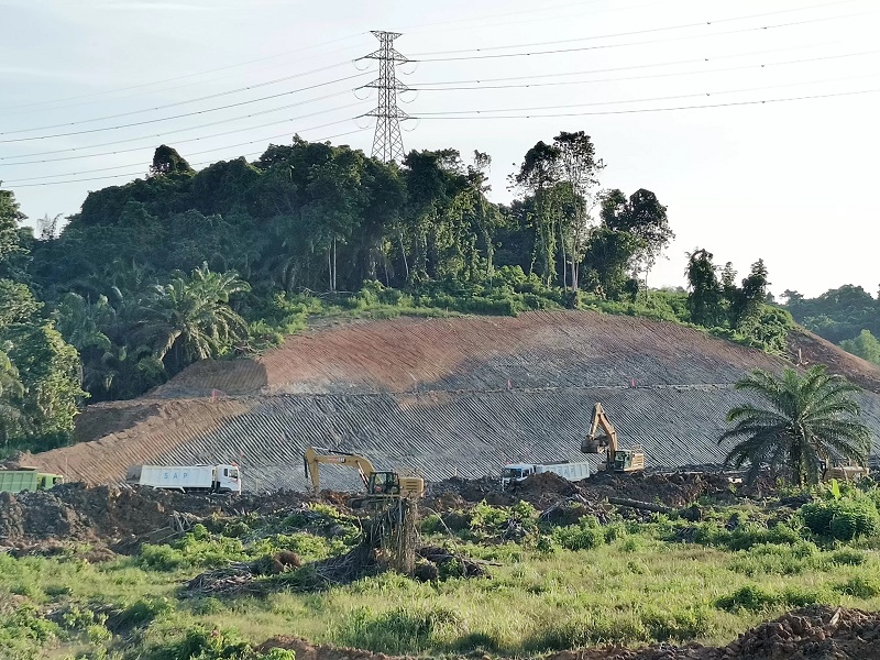 PERLU PERHATIAN: Aktivitas pertambangan yang beroperasi tak jauh dari permukiman warga Bukit Kayangan, Kutai Timur, membawa dampak besar terhadap kehidupan sehari-hari masyarakatFOTO: JUFRIADI/KP