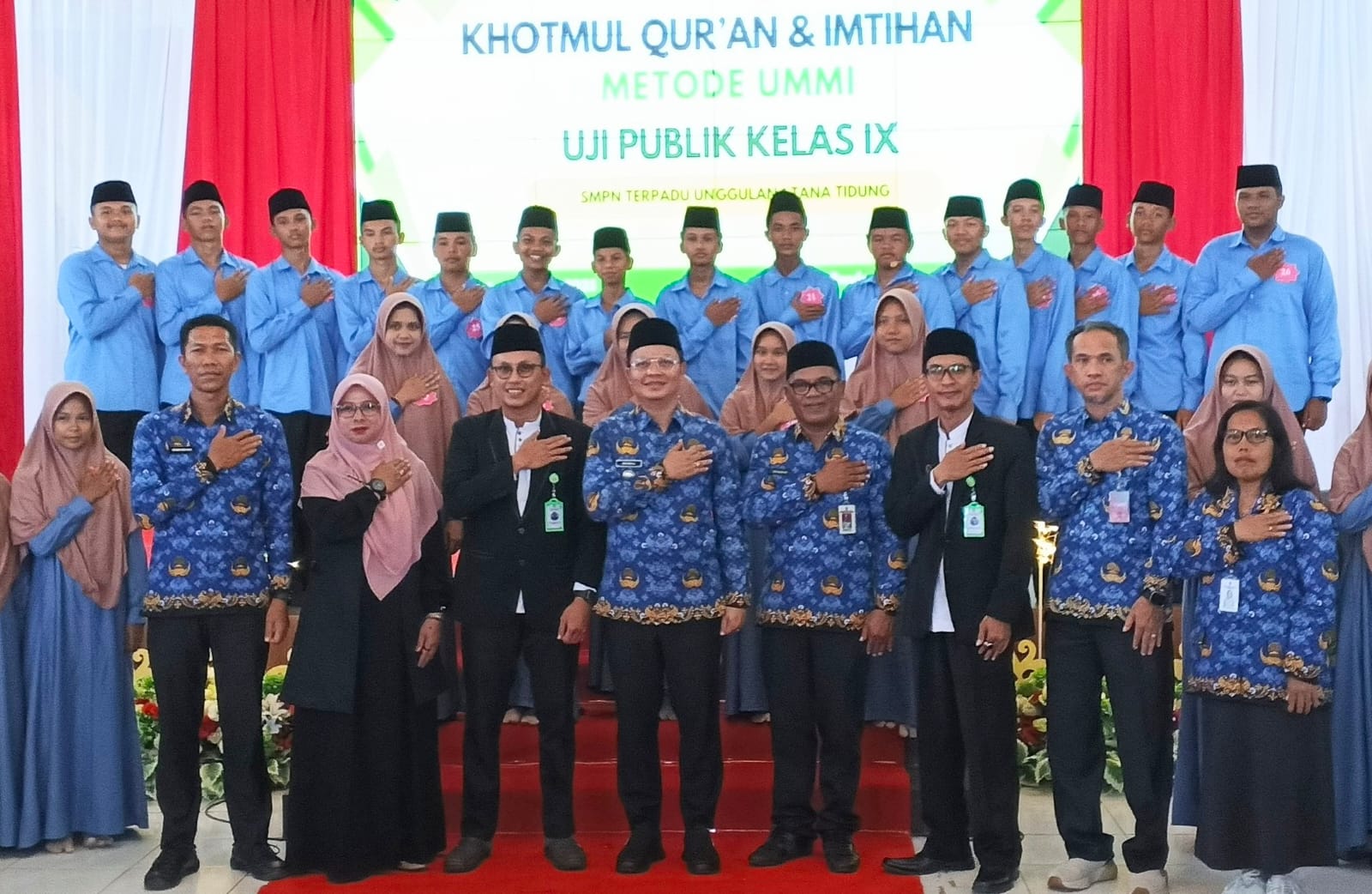 WAJIB DILAKSANAKAN: Bupati Tana Tidung Ibrahim Ali dan Plt Kepala Disdikbud Tana Tidung H. Hersonsyah melakukan foto bersama. FOTO: SOPIAN/RADAR TARAKAN