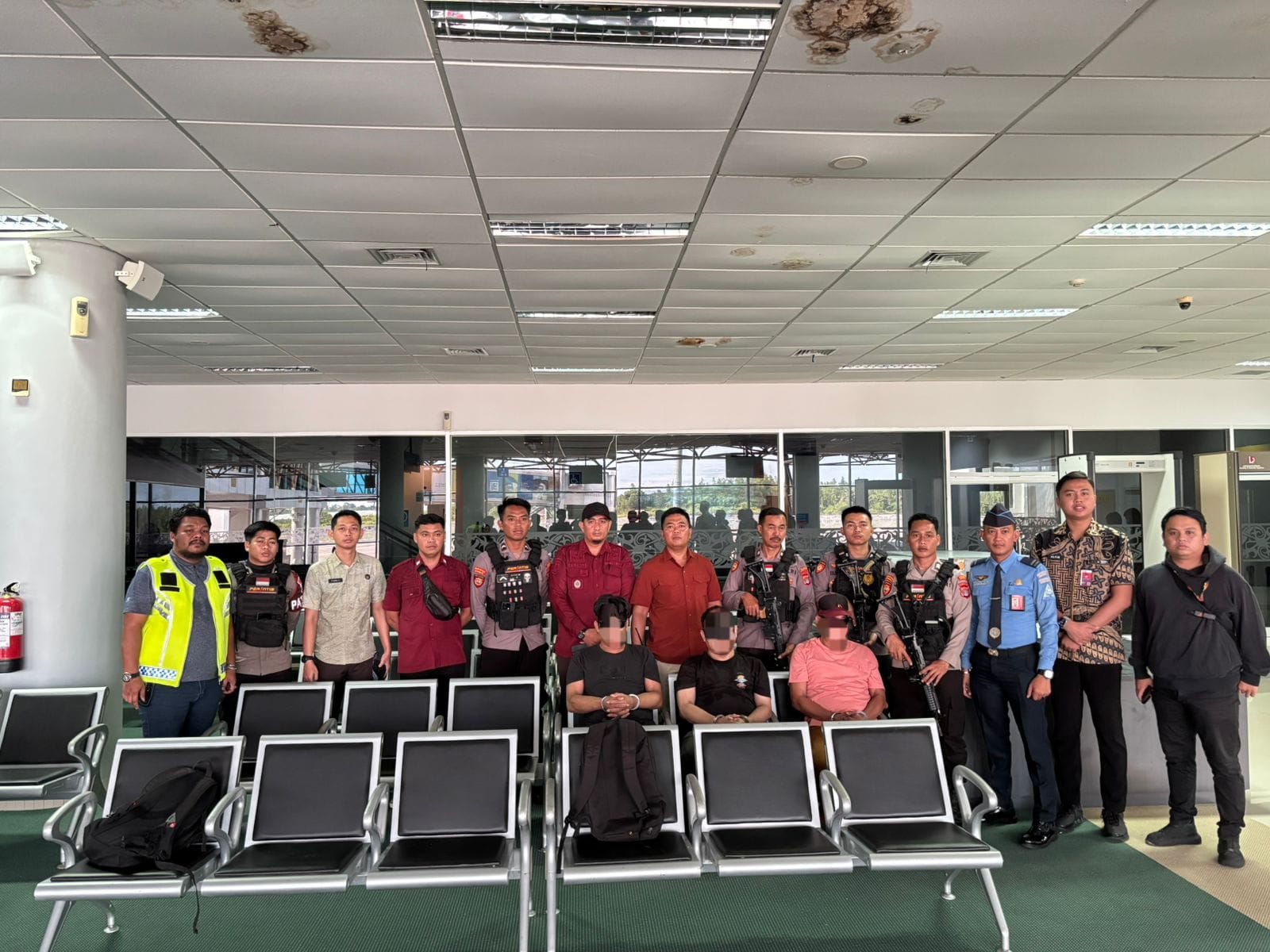 DIPINDAHKAN: Proses pemindahan ketiga narapidana yang dilakukan oleh Lapas Tarakan. FOTO:&nbsp;LAPAS KELAS II A TARAKAN