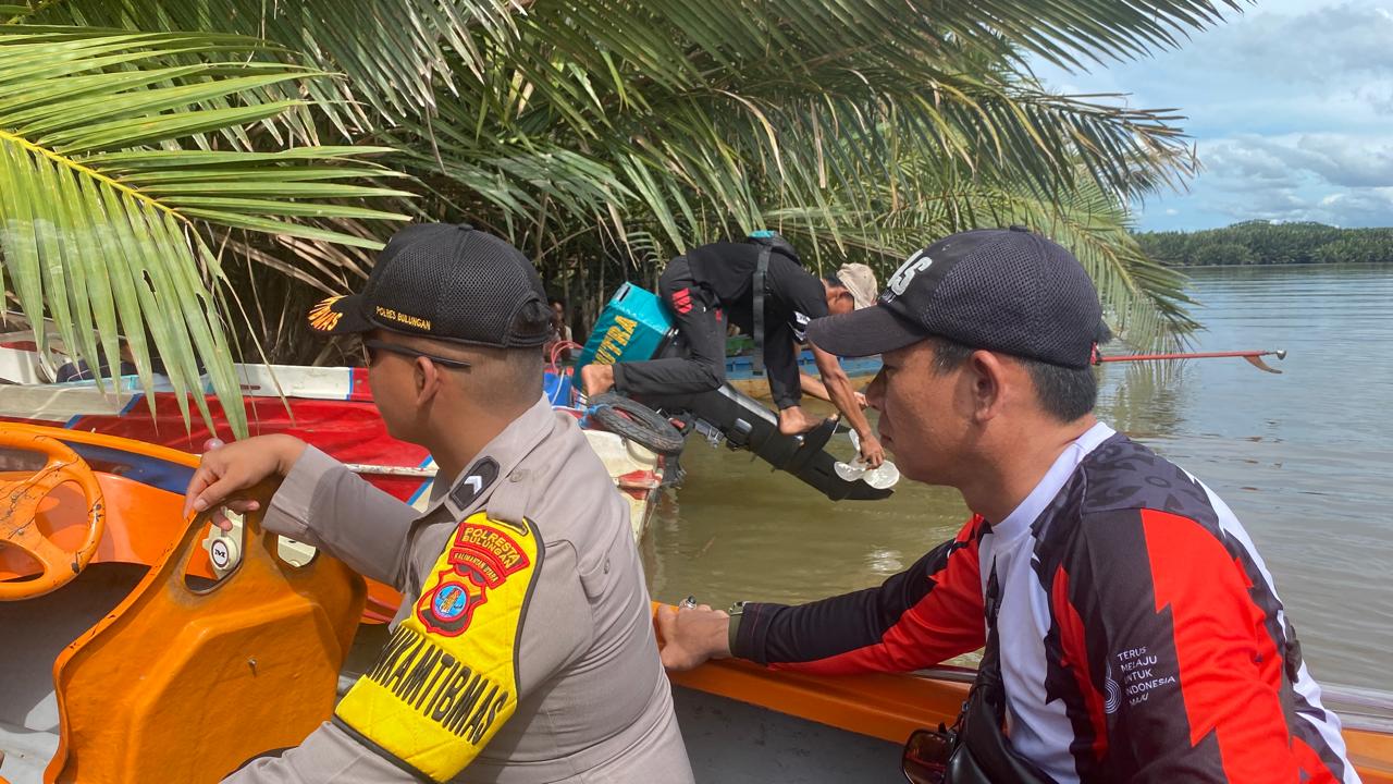 PENCARIAN: Petugas kepolisian dan warga melakukan pencarian korban diduga diterkam buaya. FOTO:&nbsp;IST