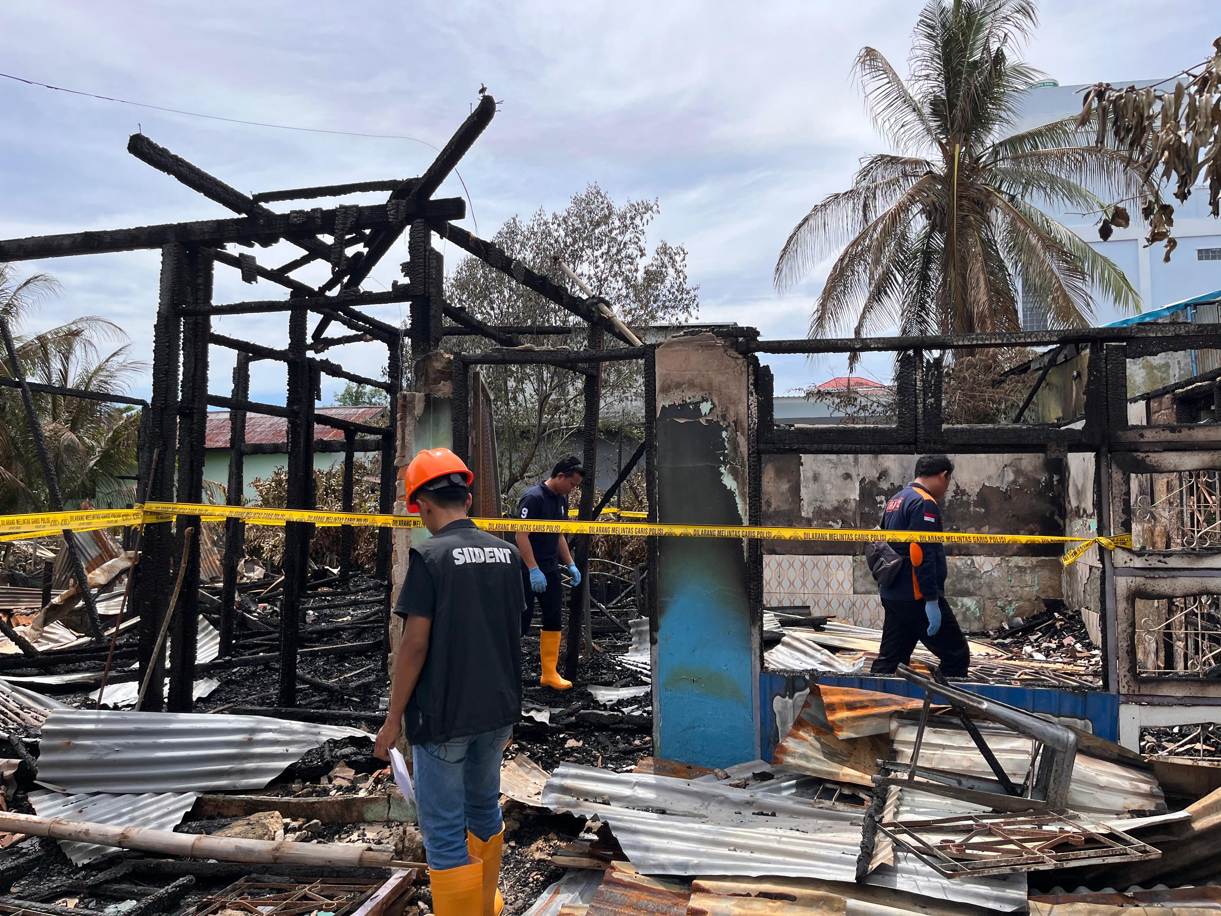 OLAH TKP: Personel Unit Inafis Satreskrim Polres Tarakan melakukan TKP di lokasi kebakaran. FOTO:&nbsp;ELIAZAR/RADAR TARAKAN