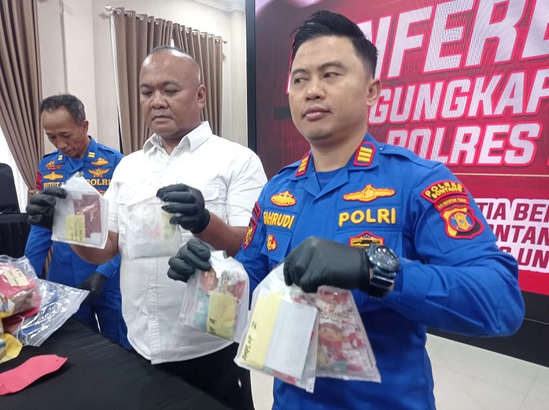 KEMASAN: Tersangka membungkus sabu dengan bungkus permen berlabel khusus yang dibuatnya.FOTO: ADIEL KUNDHARA/KP