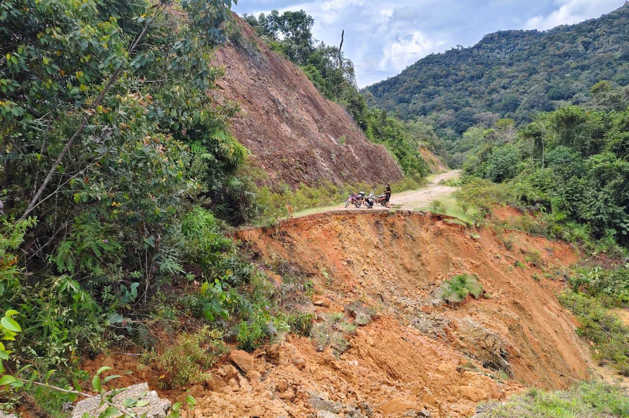 TERPUTUS: Kondisi jalan antara Long Padi dengan Long Rungan, Krayan Tengah terputus akibat longsor yang terjadi pada Selasa, (20/5). FOTO:&nbsp;CAMAT KRAYAN TENGAH