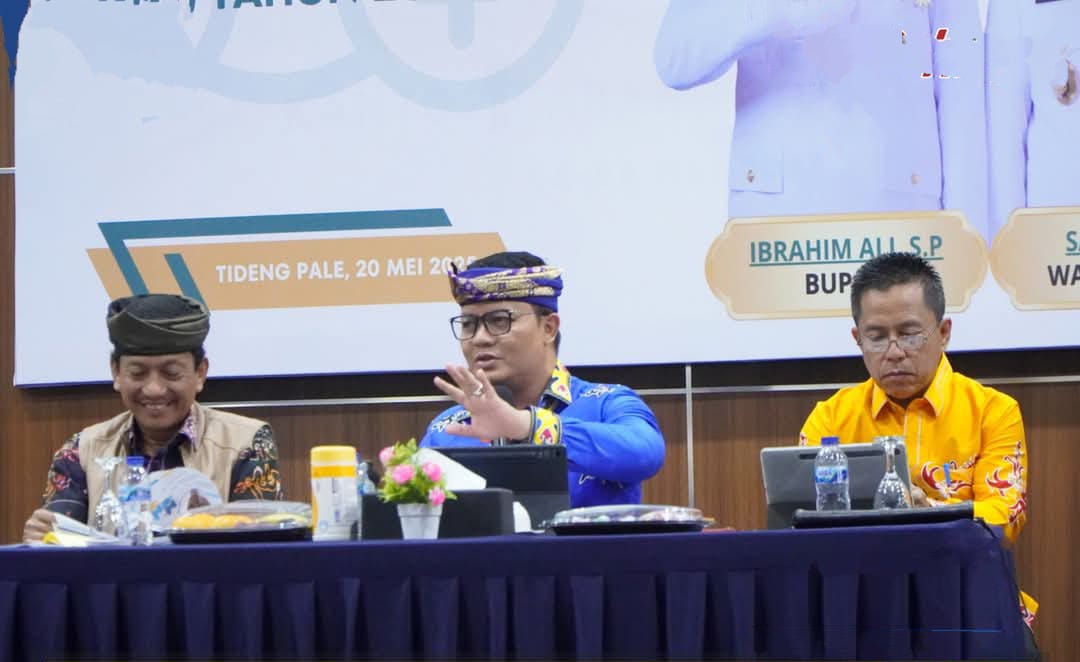TANGUNG JAWAB: Bupati Tana Tidung Ibrahim Ali memimpin rakor perumusan program TJSLP tahun 2025 di Aula Bankaltimtara Tideng Pale, Selasa malam (20/5). FOTO: DISKOMINFO