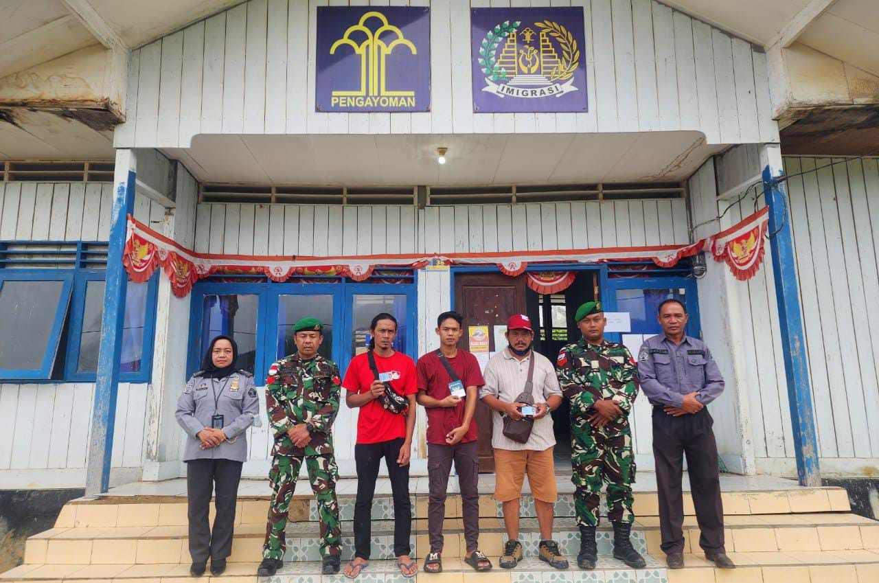 KEMBALI KE TANAH AIR: Tiga PMI Nonprosedural saat berada di Kantor Imigrasi di Krayan memilih pulang kampung lantaran selama bekerja di wilayah Malaysia upah yang diterima tidak sesuai perjanjian.