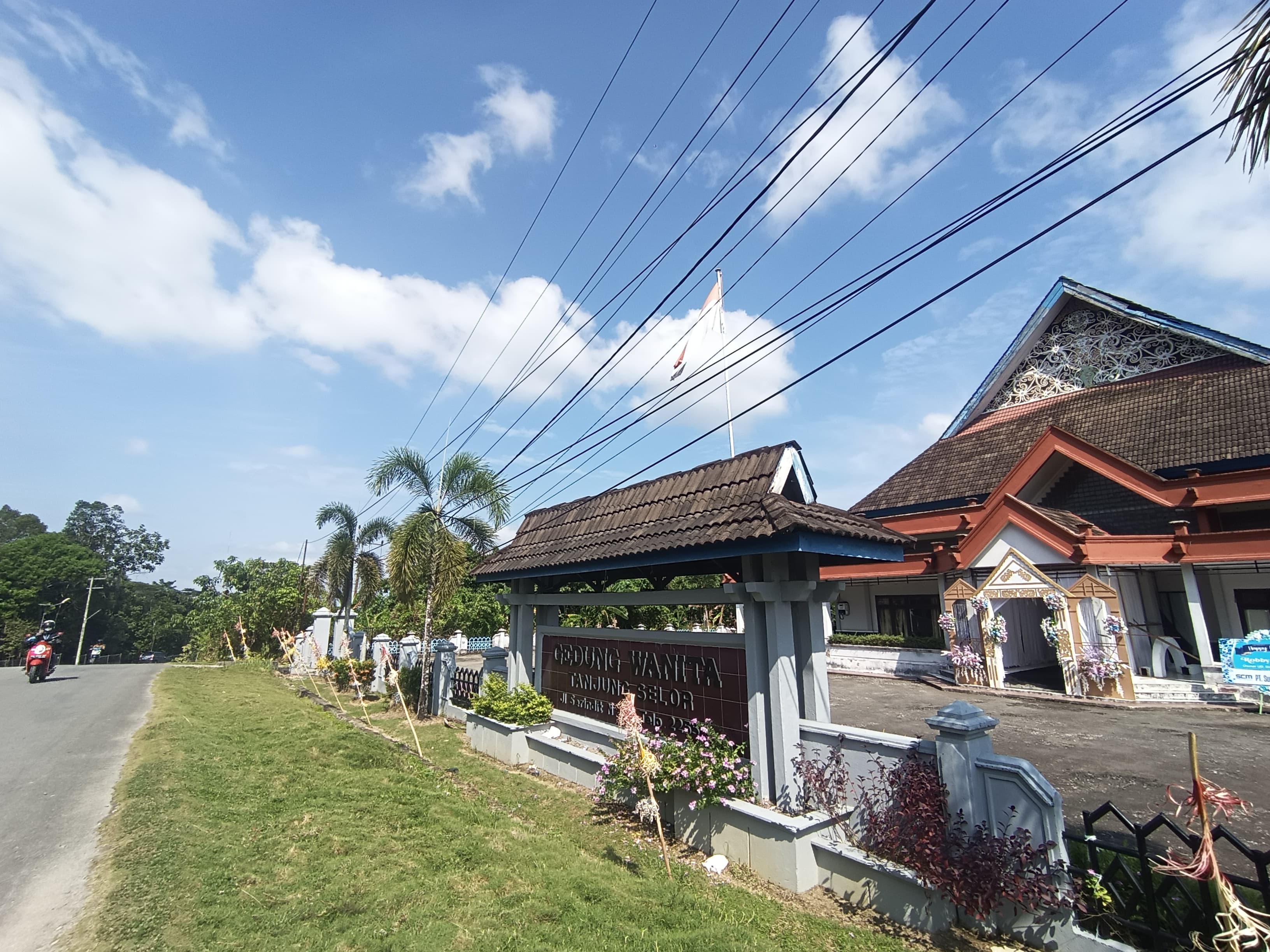 BENCANA: Gedung Wanita Tanjung Selor yang dijadikan pos pengungsian korban banjir di Bulungan. FOTO: IWAN K/RADAR TARAKAN