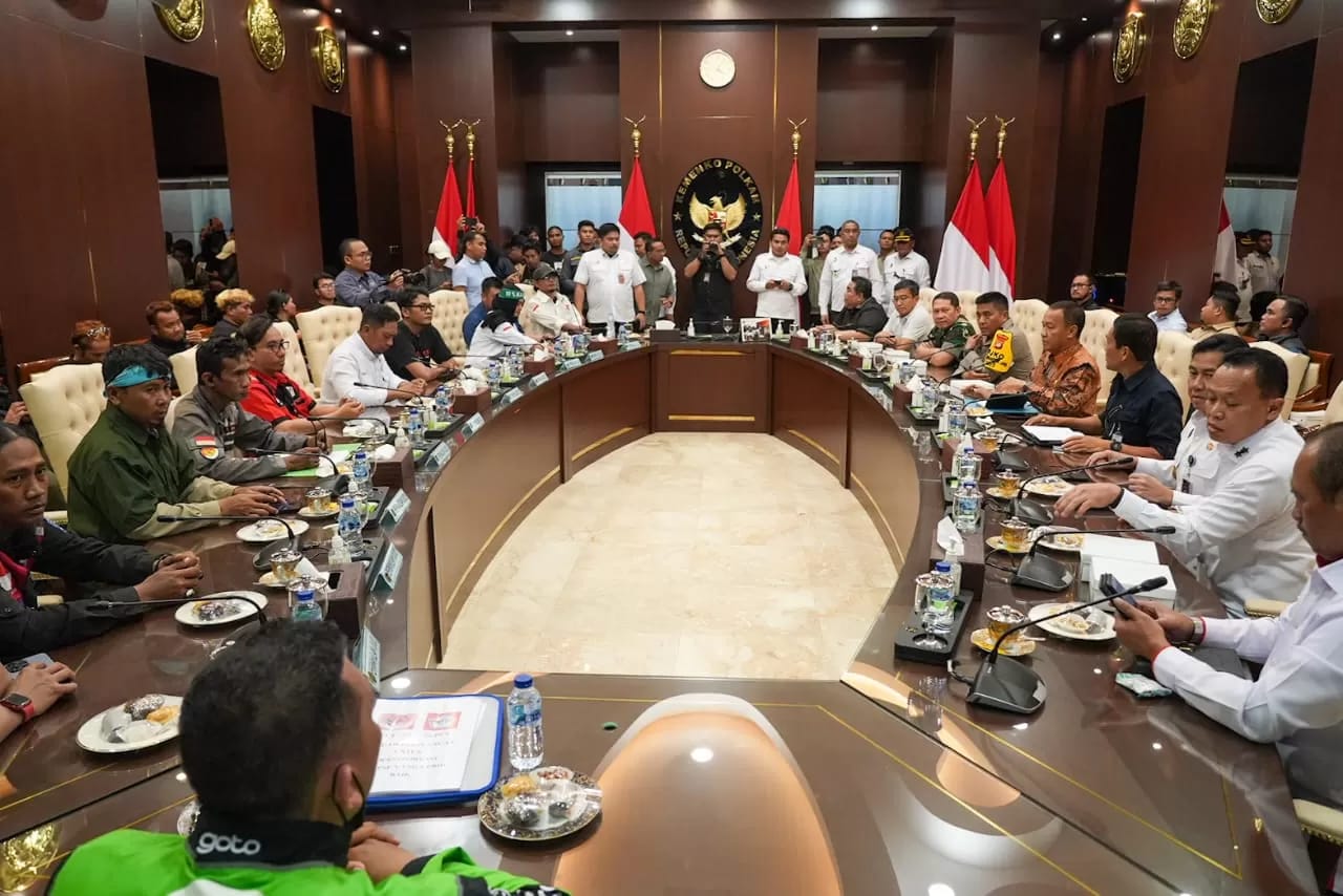 HUMAS KEMENKO POLKAM SAMPAIKAN ASPIRASI: Pertemuan antara perwakilan pengemudi ojol dengan pemerintah di Kantor Kemenko Polkam pada Selasa (20/5).