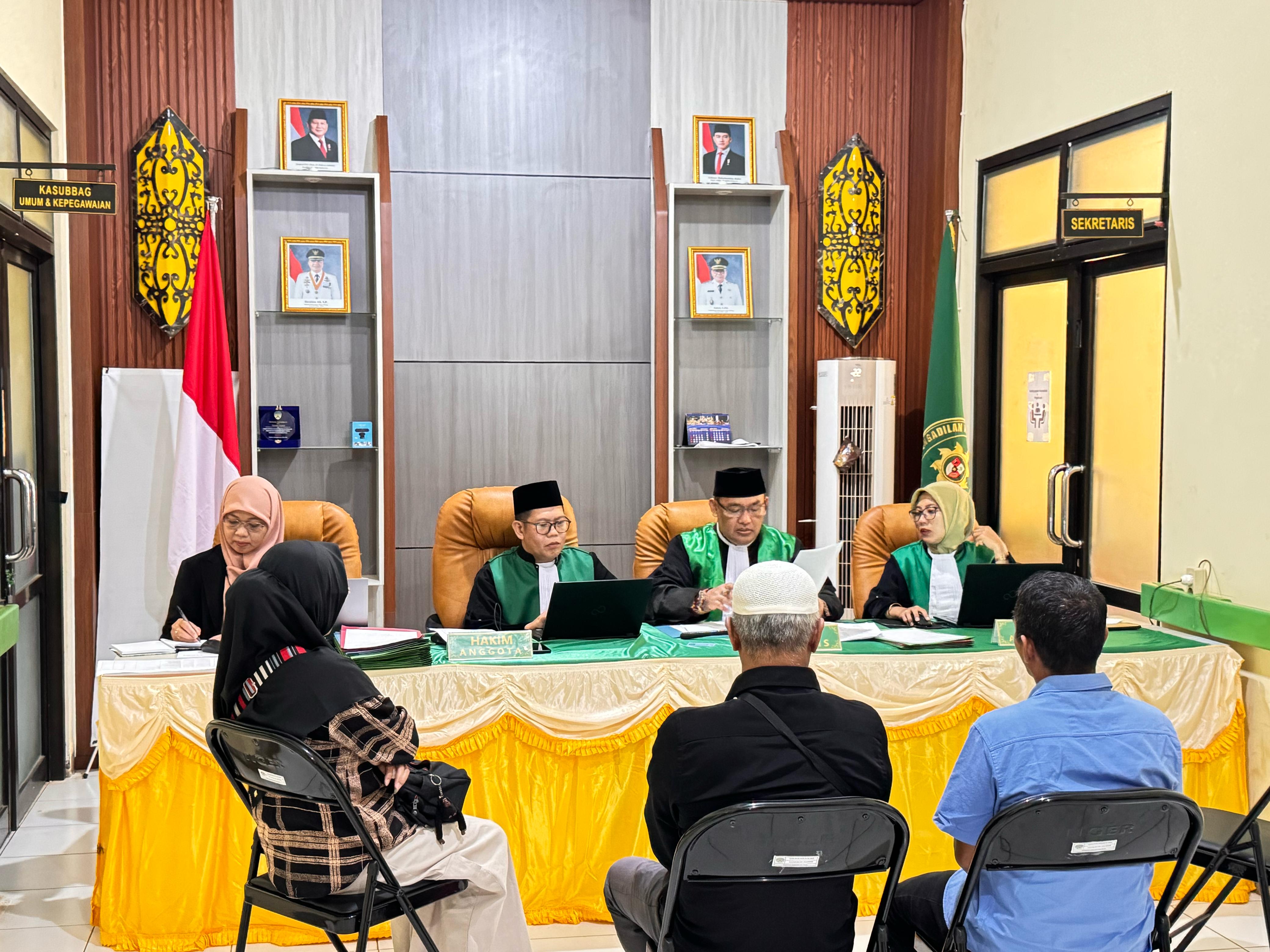 SIDANG: Proses sidang isbat nikah yang digelar di Kantor Disdukcapil Tana Tidung, Kamis (22/5). FOTO: IST